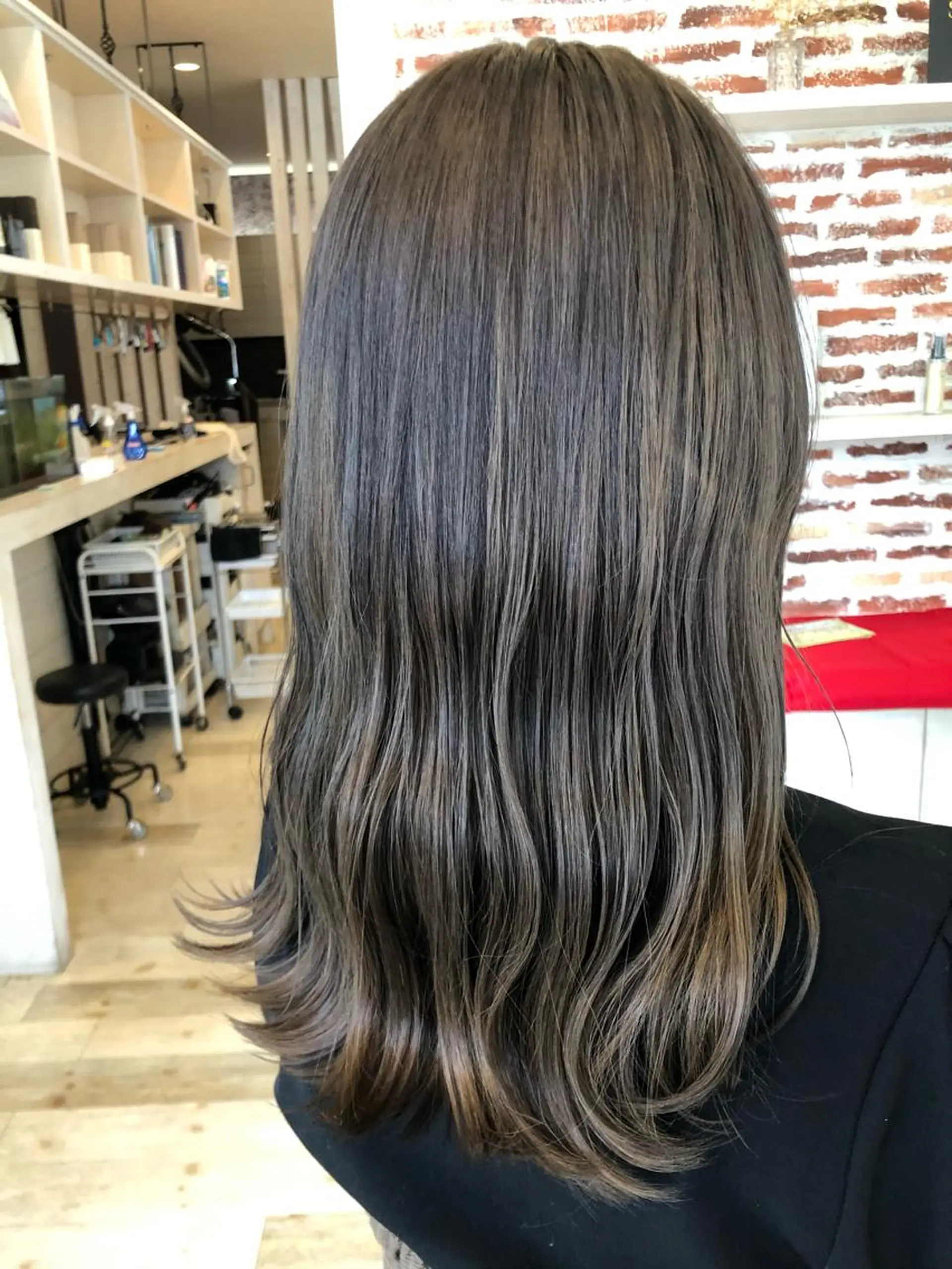 ロング カラー アッシュ ブリーチ Crén by marie 真嘉比店所属・東恩納 誠のヘアスタイル