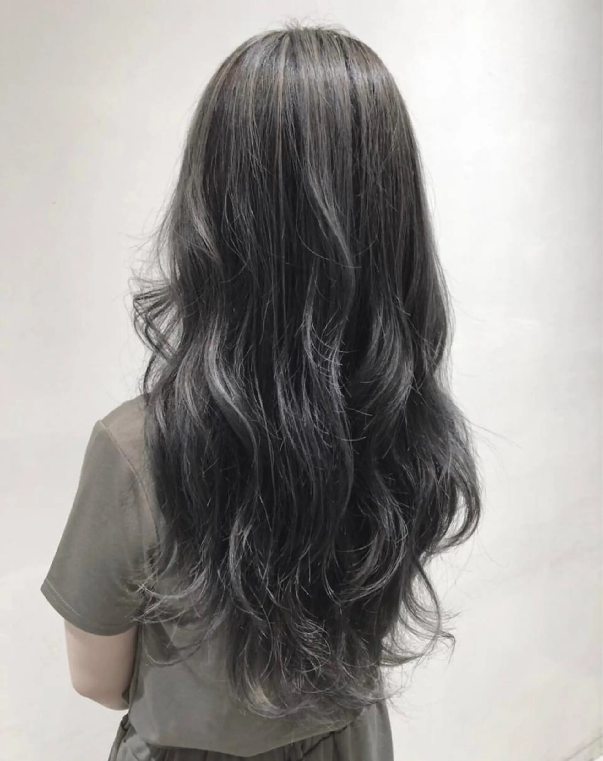 ロング カラー 黒髪 ハイライトカラー シルバー ハイライト カット ヘアカラー tomoka 推しカラーのヘアスタイル