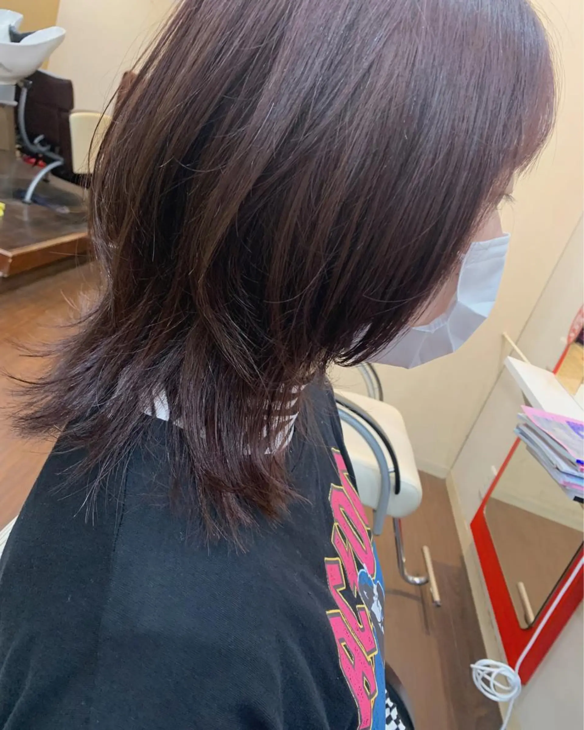ミディアム ウルフカット 今村公介 ブリーチ特化、派手髪のヘアスタイル