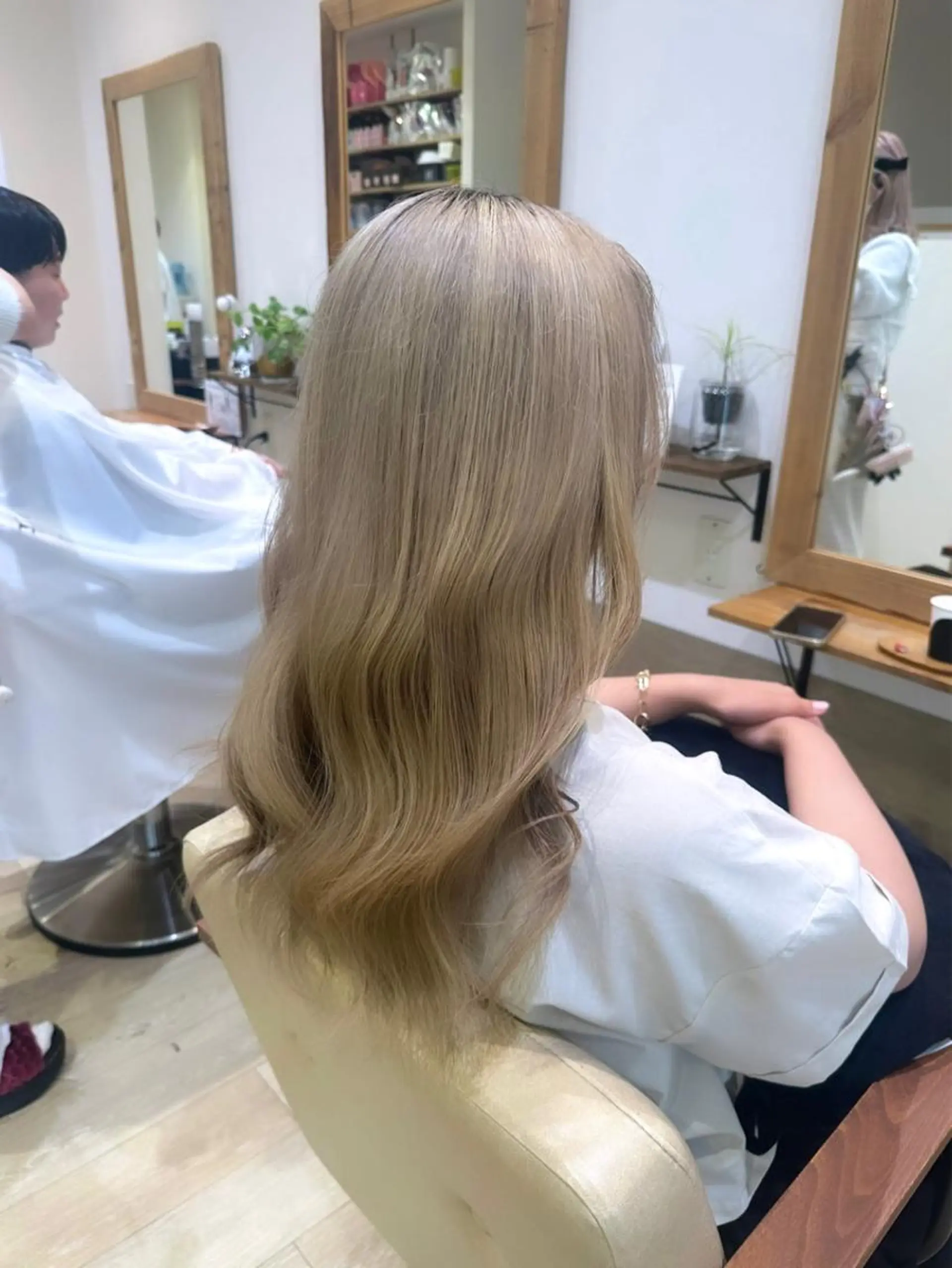 ロング カラー シルバー ブリーチなしカラー RURI🩵のヘアスタイル