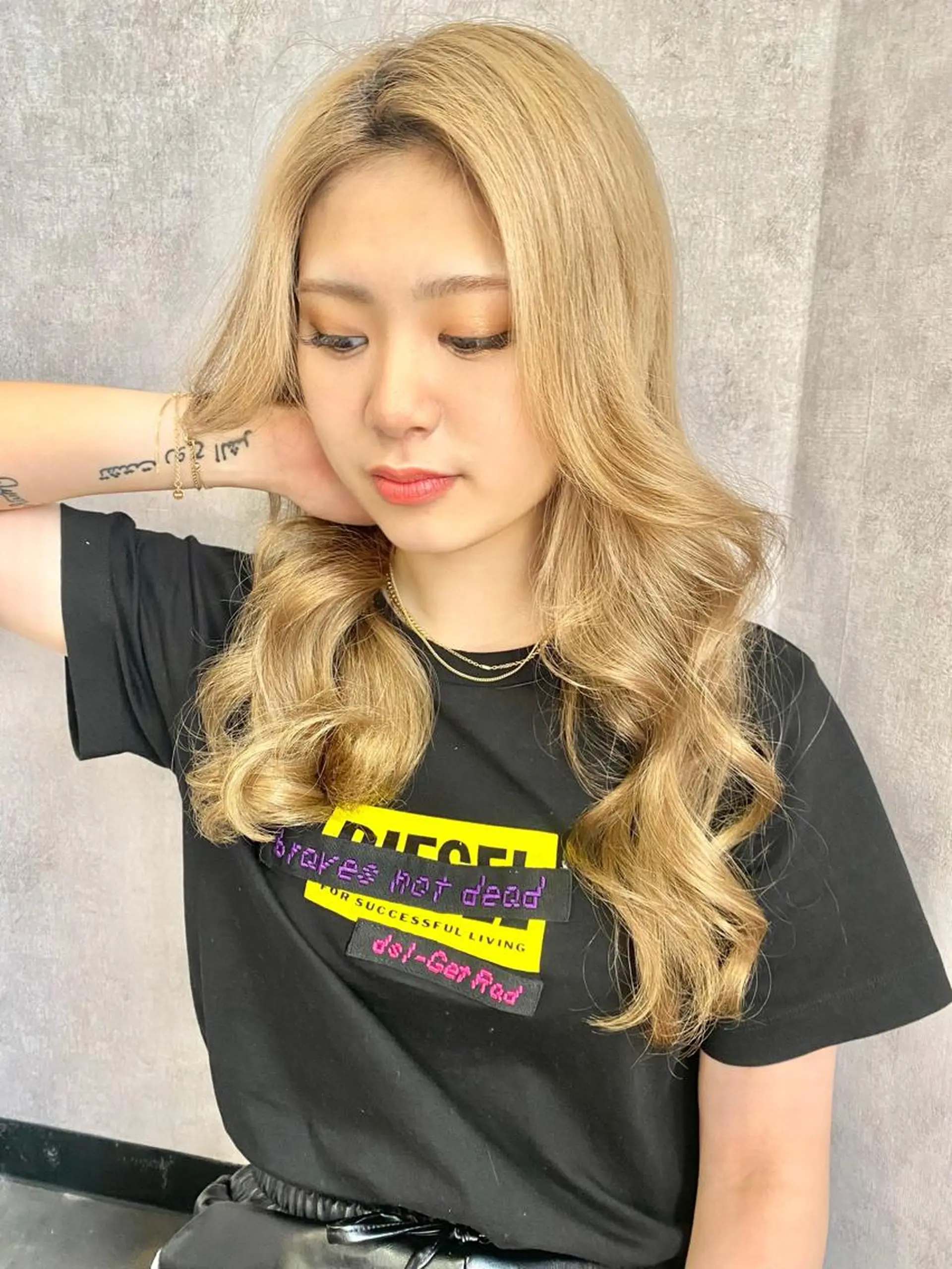 ロング カラー ブリーチ ブロンド ヘアカラー 山崎 雄太のヘアスタイル