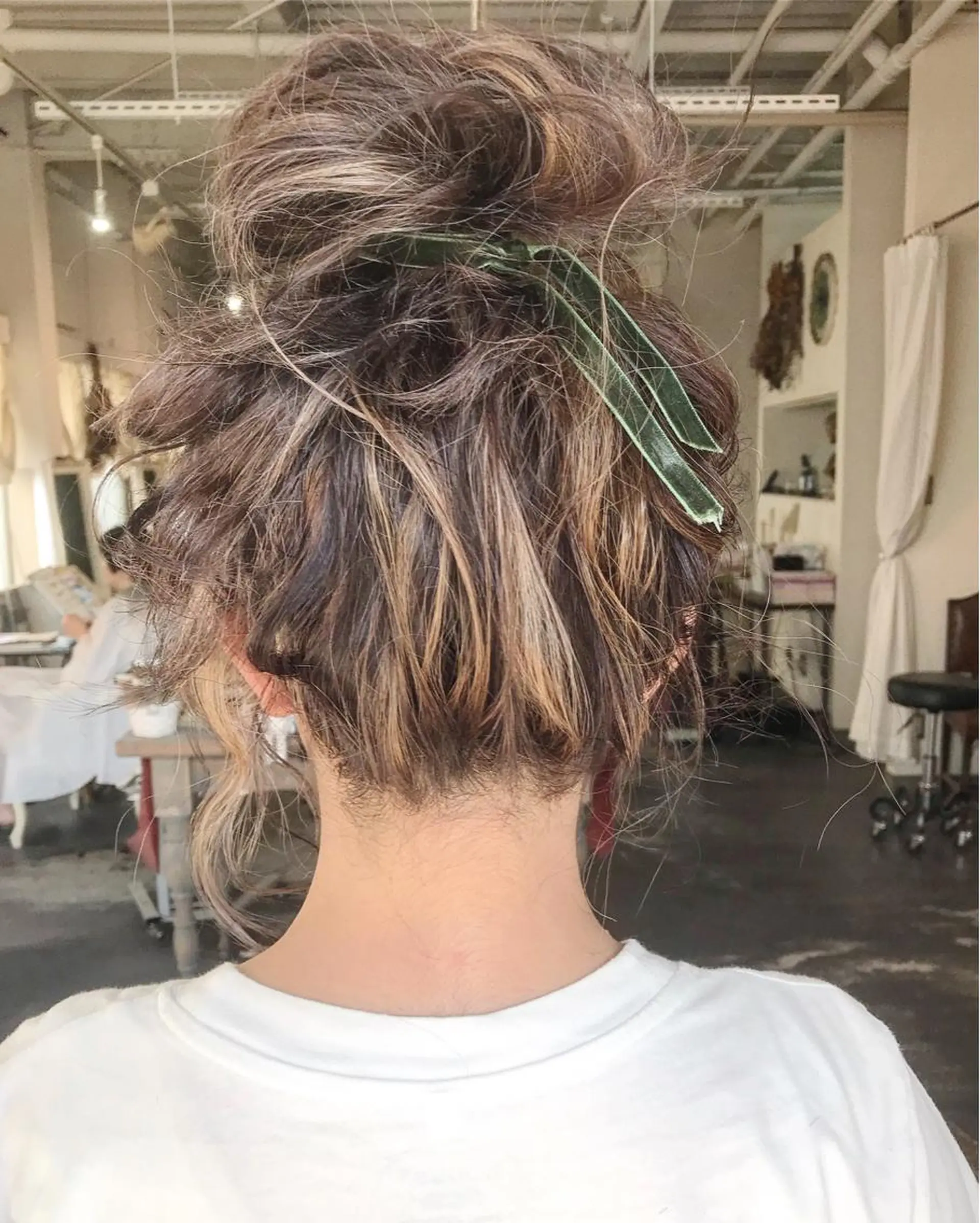 ミディアム カラー ヘアアレンジ お団子ヘア 切りっぱなしボブ バレイヤージュ デザインカラー グラデーションカラー Mariana/ 鶴原-ハイライトのヘアスタイル