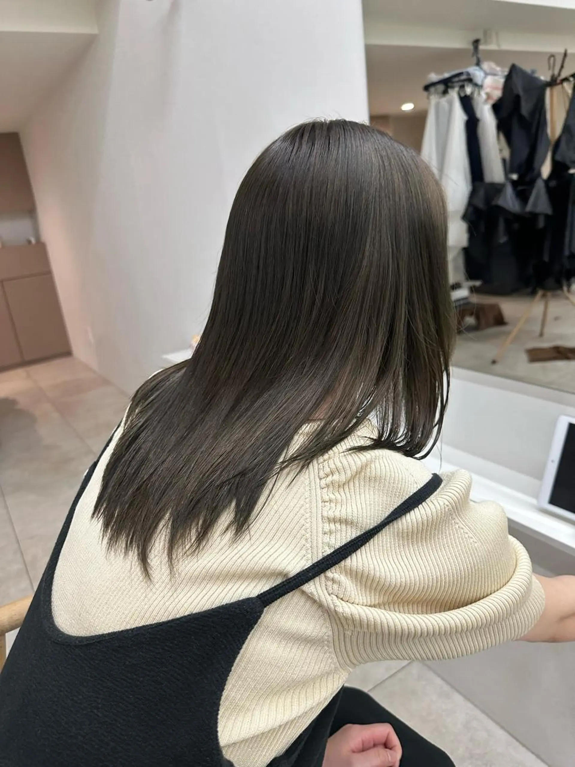 セミロング カラー ベージュカラー オリーブベージュ 林 莉央のヘアスタイル