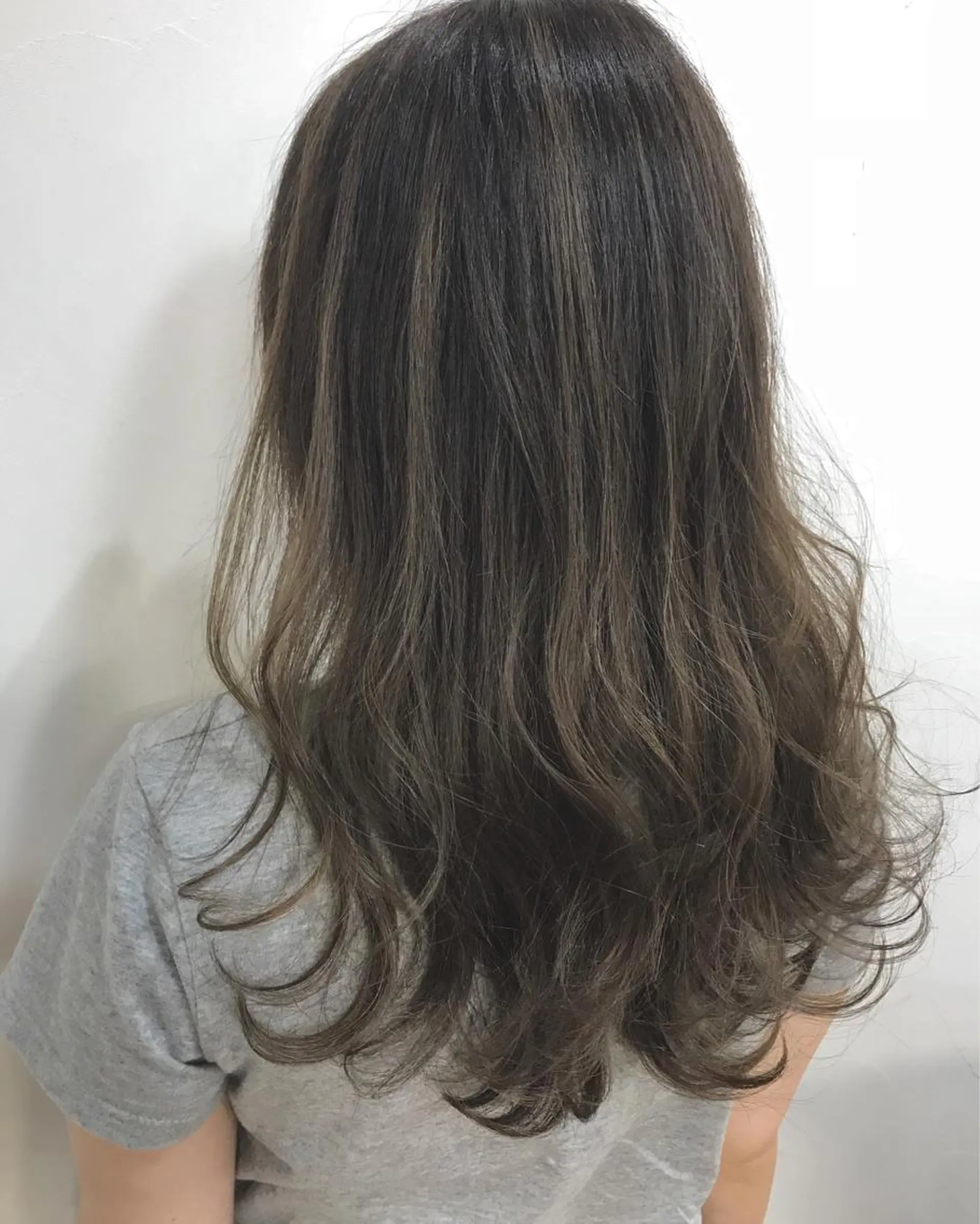 セミロング カラー ベージュカラー フォギーベージュ グラデーションカラー ハイライトカラー ハイライト カット ヘアカラー トリートメント shanti   平岸店所属・柾本 寛貴のヘアスタイル