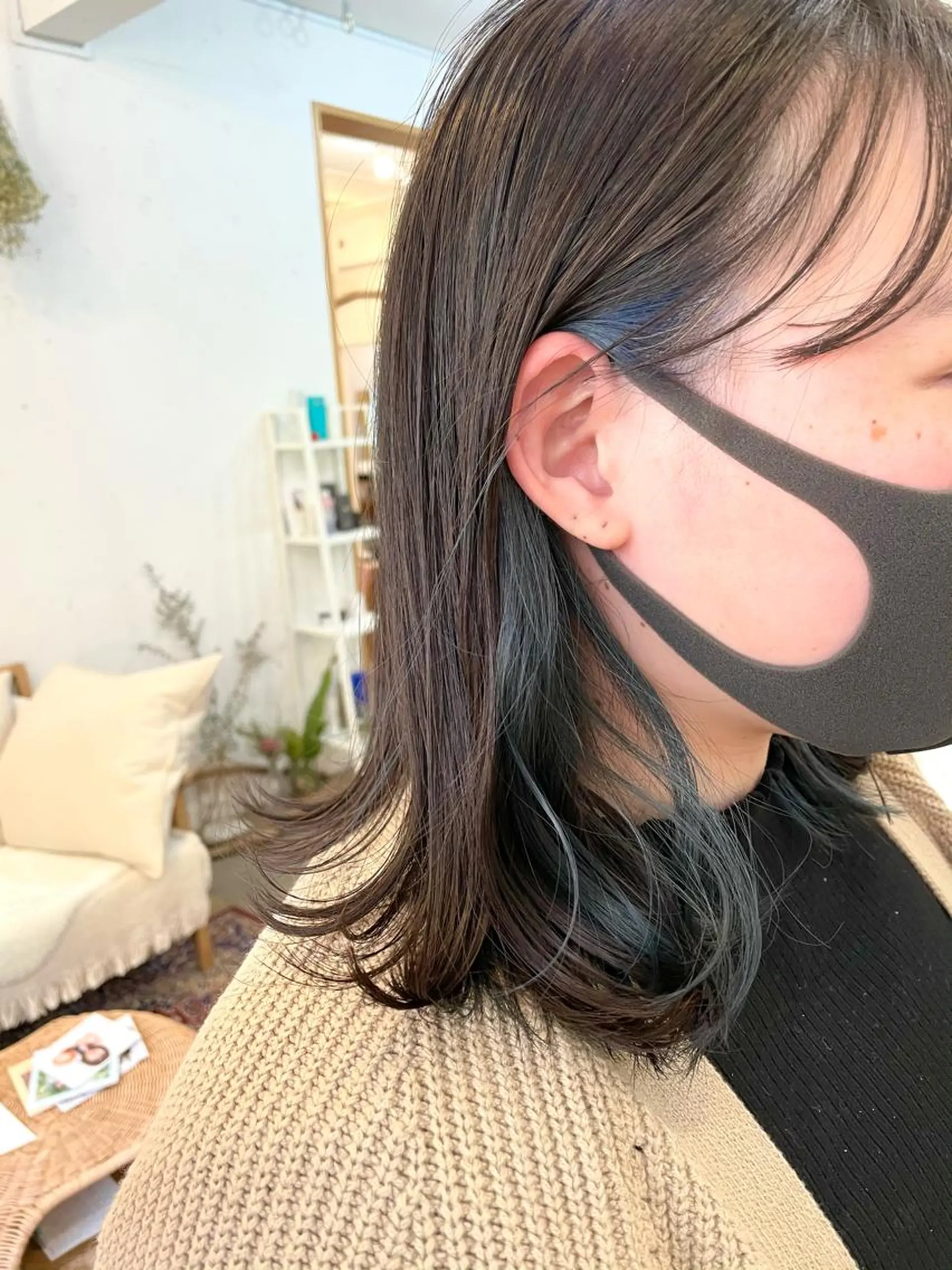 ミディアム カラー ブルーカラー インナーカラー ヘアカラー トリートメント chama レイヤーカットのヘアスタイル