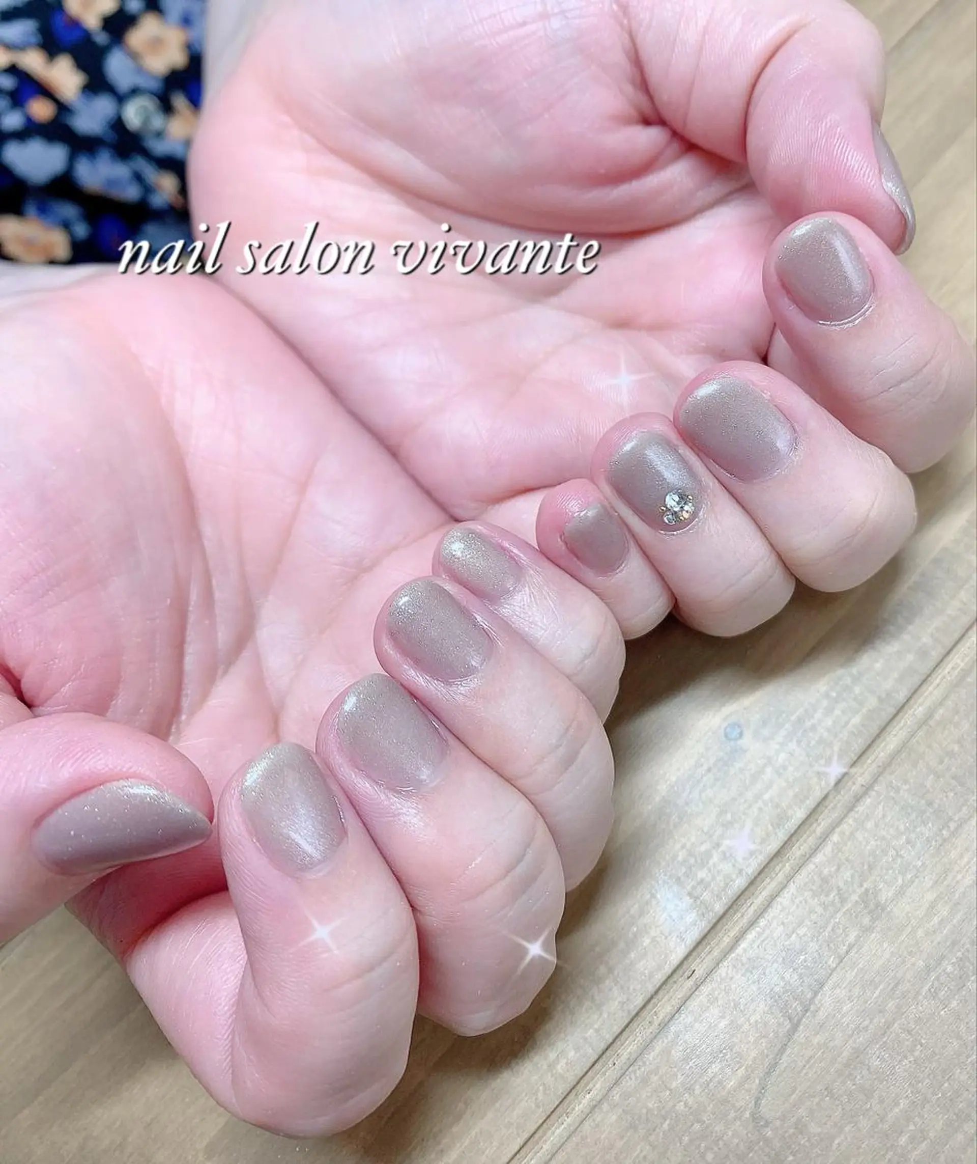 ネイル キラキラネイル ワンカラーネイル ストーンネイル nail salon vivante所属・nail salon vivanteのネイルデザイン