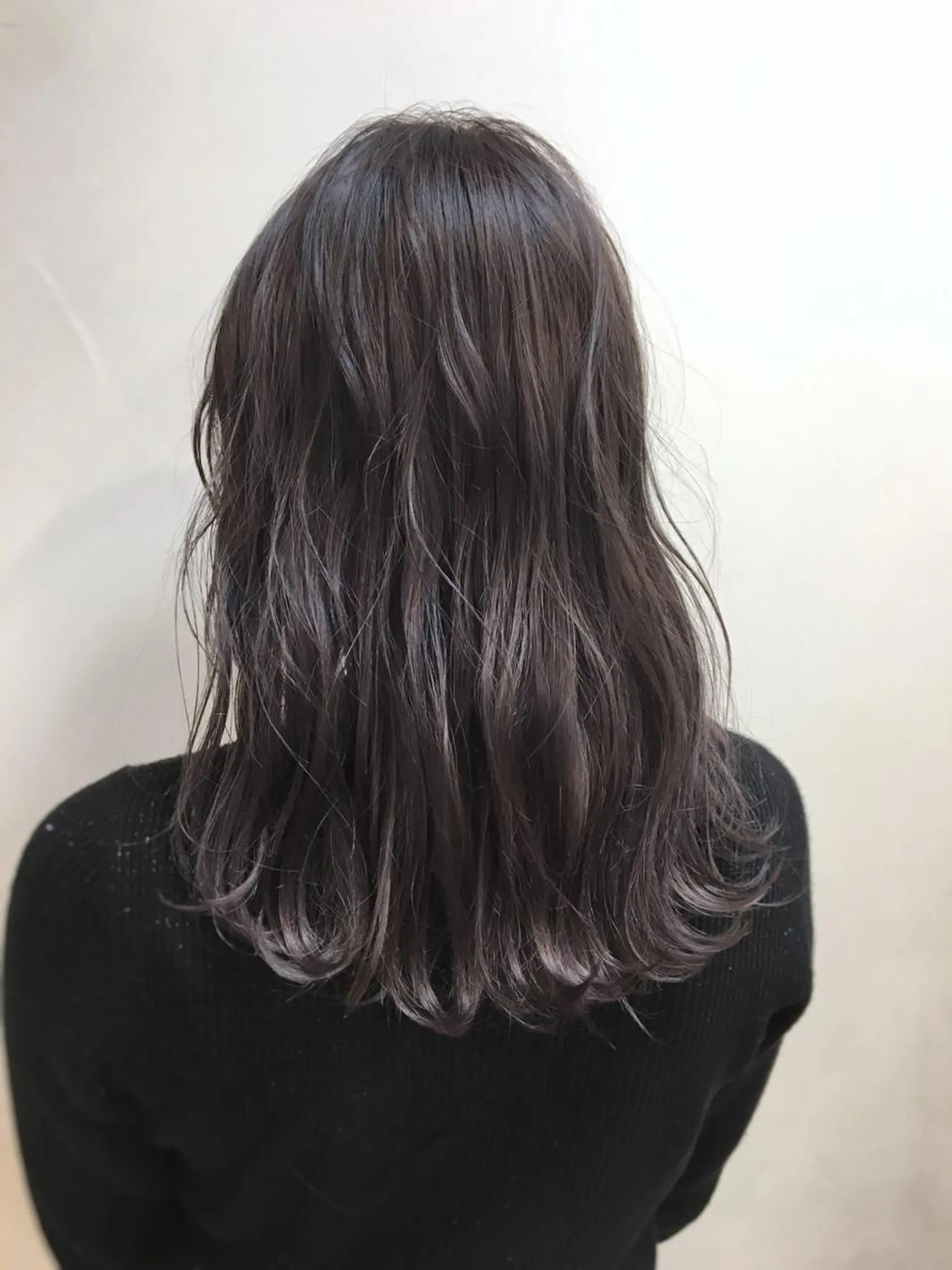 セミロング カラー ブリーチ シルバー ホワイトシルバー ケアブリーチ 坪井佑樹のヘアスタイル