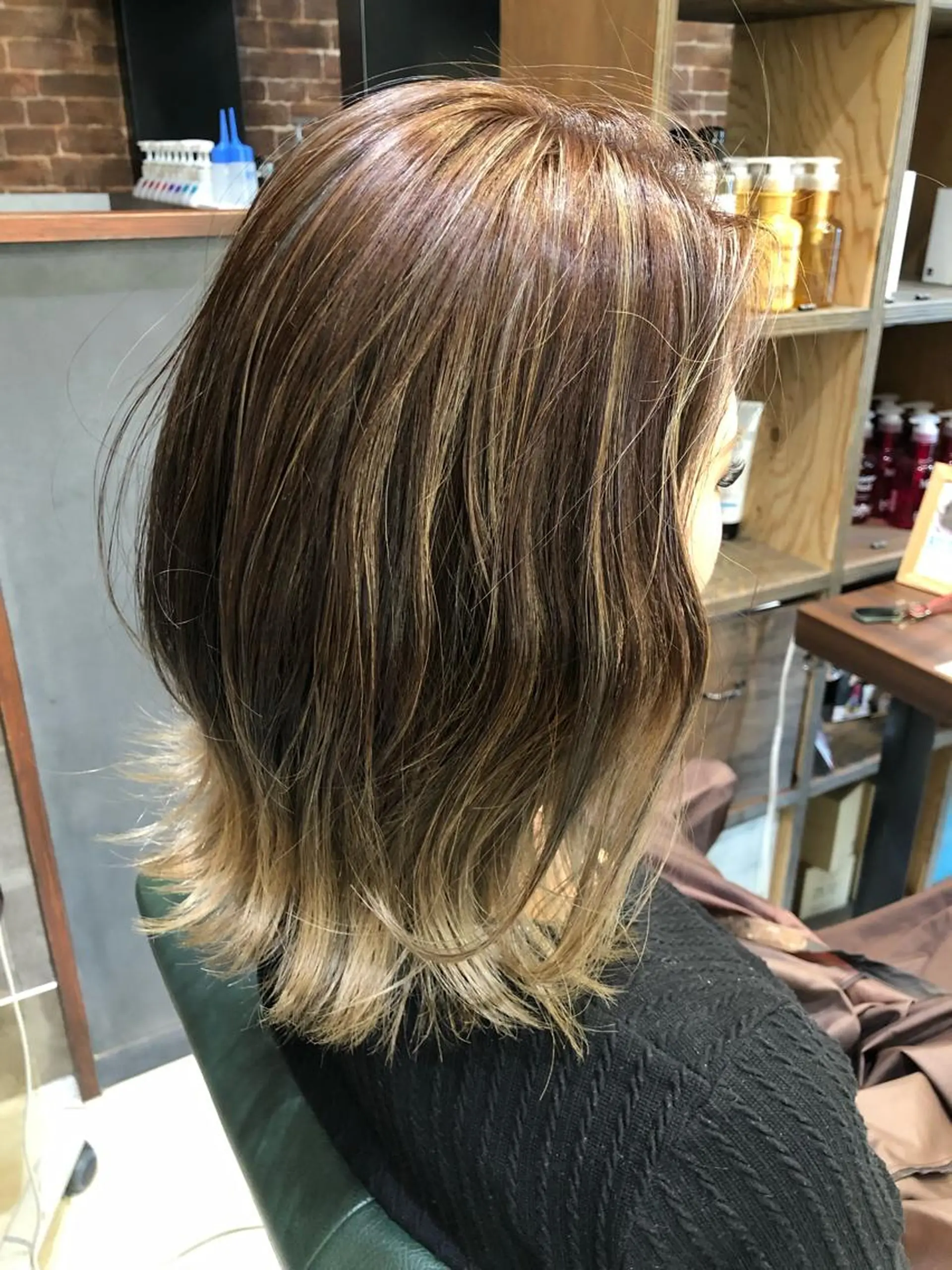 ミディアム カラー バレイヤージュ ハイライトカラー ハイライト レイヤーカット 松本 明日可のヘアスタイル