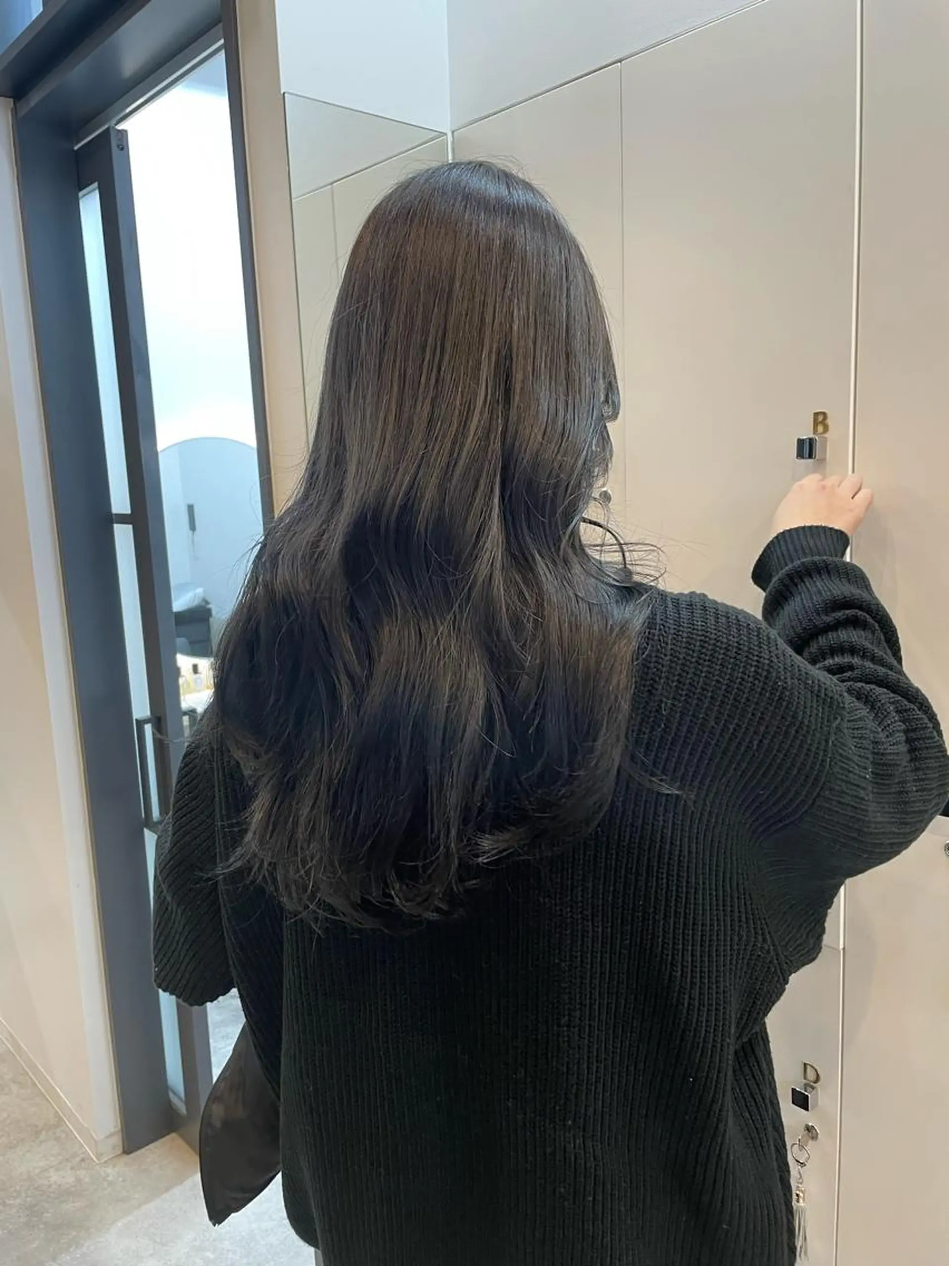 ロング カット ヘアカラー ミルクティー× グレージュMOMOのヘアスタイル