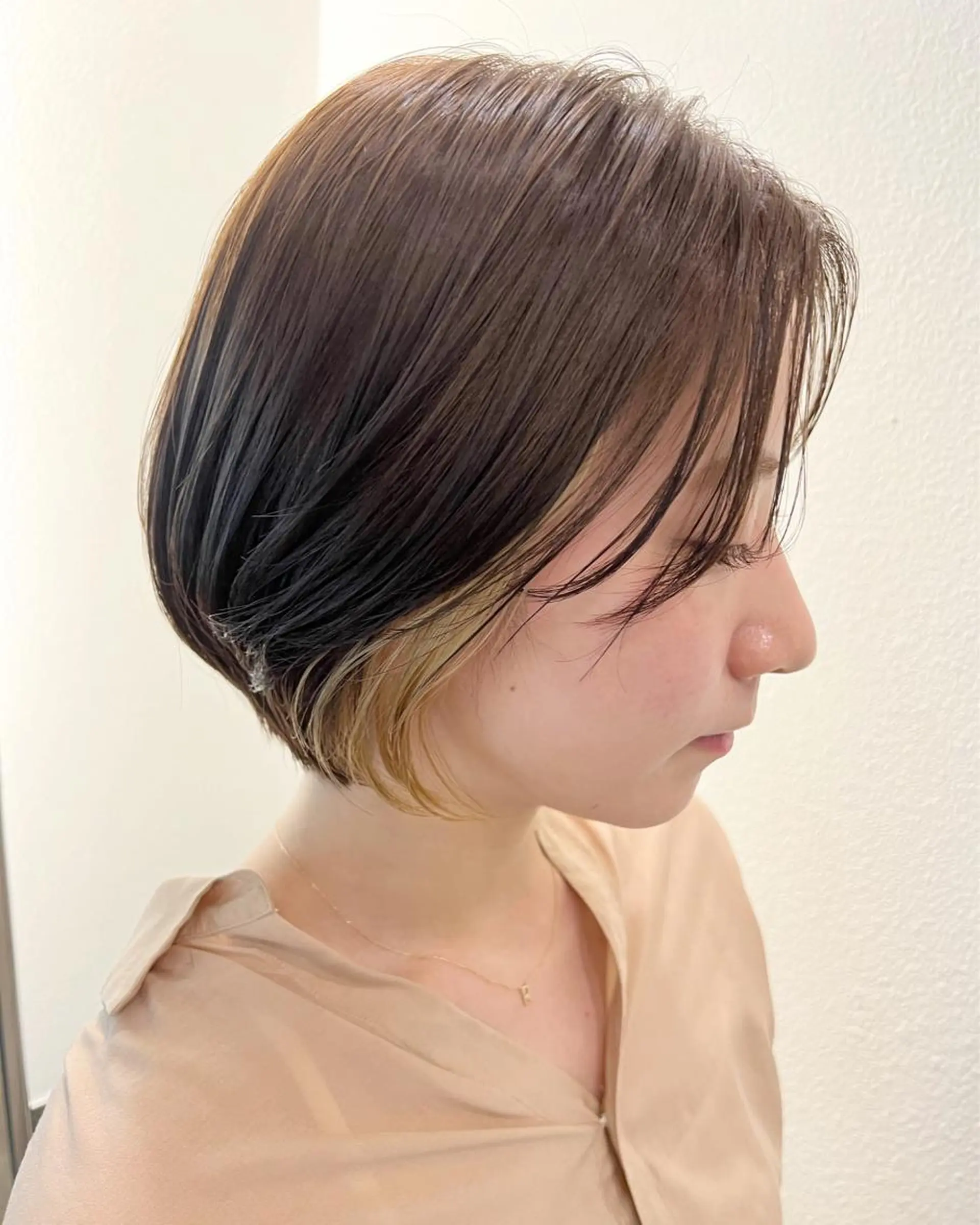 ショート カラー 抜きっぱなしブロンド カット ヘッドスパ Okano Mahoのヘアスタイル