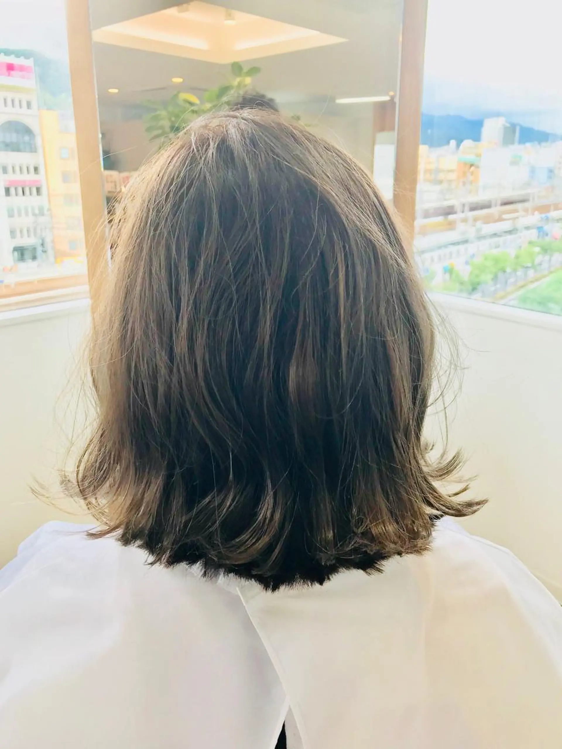 ミディアム カラー ベージュカラー ボブ 外ハネヘア 松本 俊樹のヘアスタイル