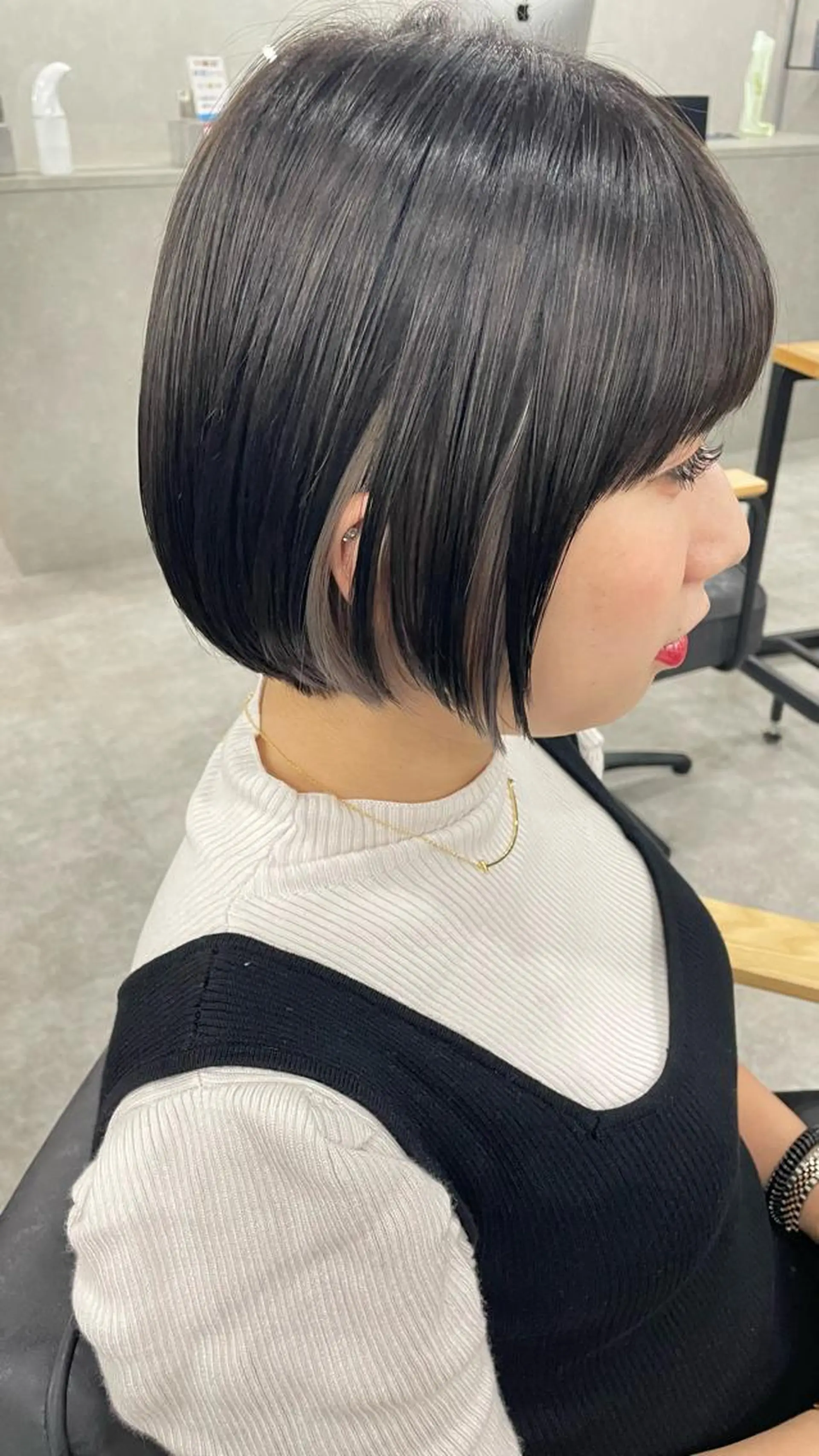 ショート カラー イヤリングカラー インナーカラー ボブ カット ヘアカラー ヘアセット EMANONシェアサロン心斎橋店所属・韓国メンズヘア　ミル クティボブ　足立佳代のヘアスタイル