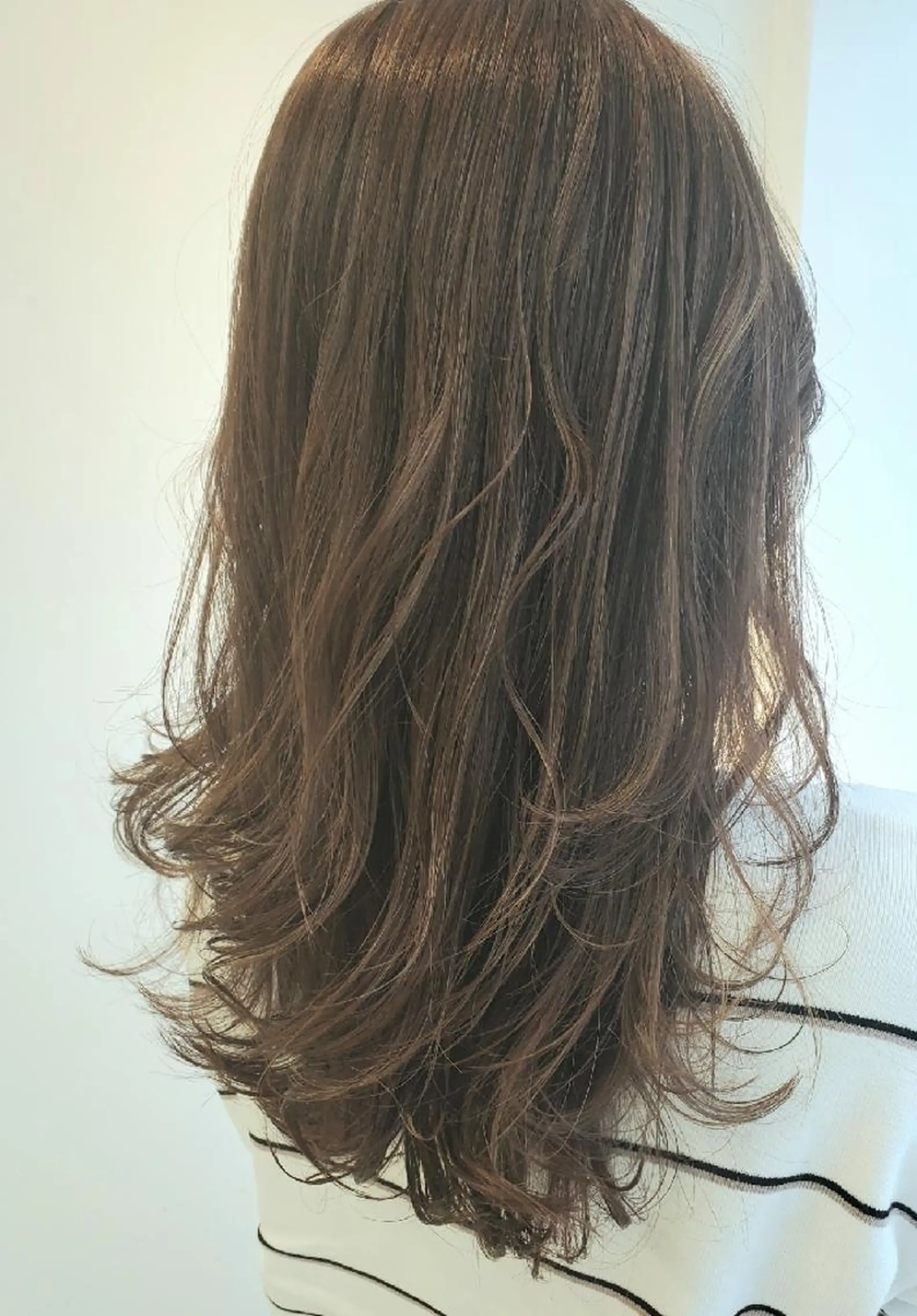 セミロング カラー マネージャー 西村優子のヘアスタイル