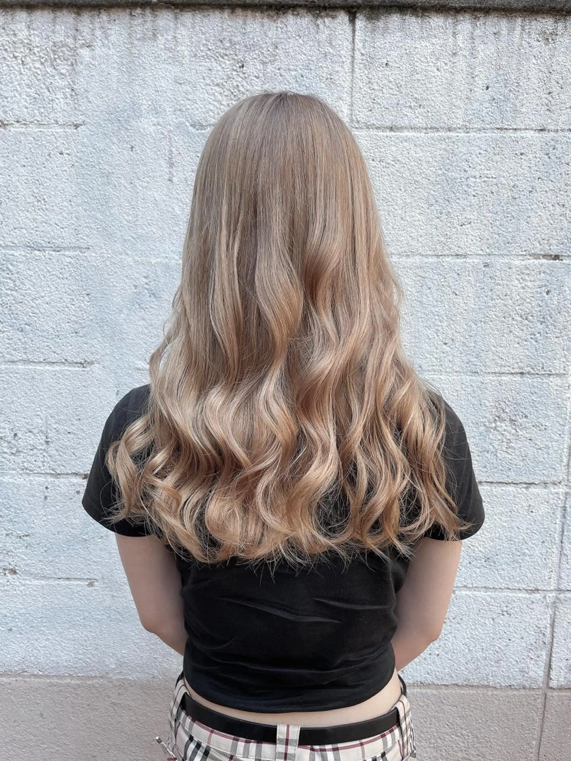 ロング カラー ベージュカラー ブリーチ ホワイトベージュ ヘアアレンジ にいた　かづしげのヘアスタイル