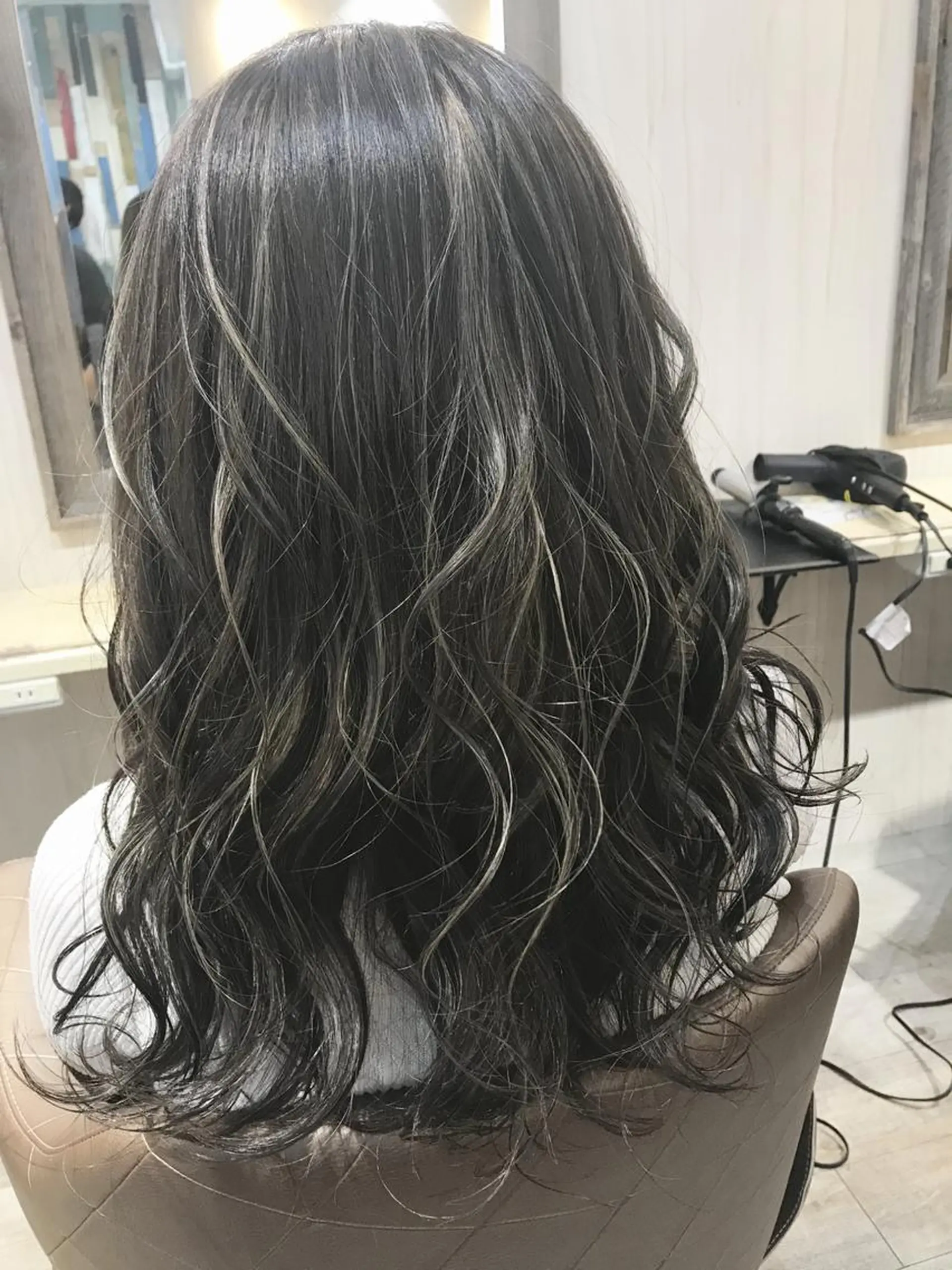 カラー 嶋村夏実🌼レイヤー 🌸白髪ぼかしのヘアスタイル