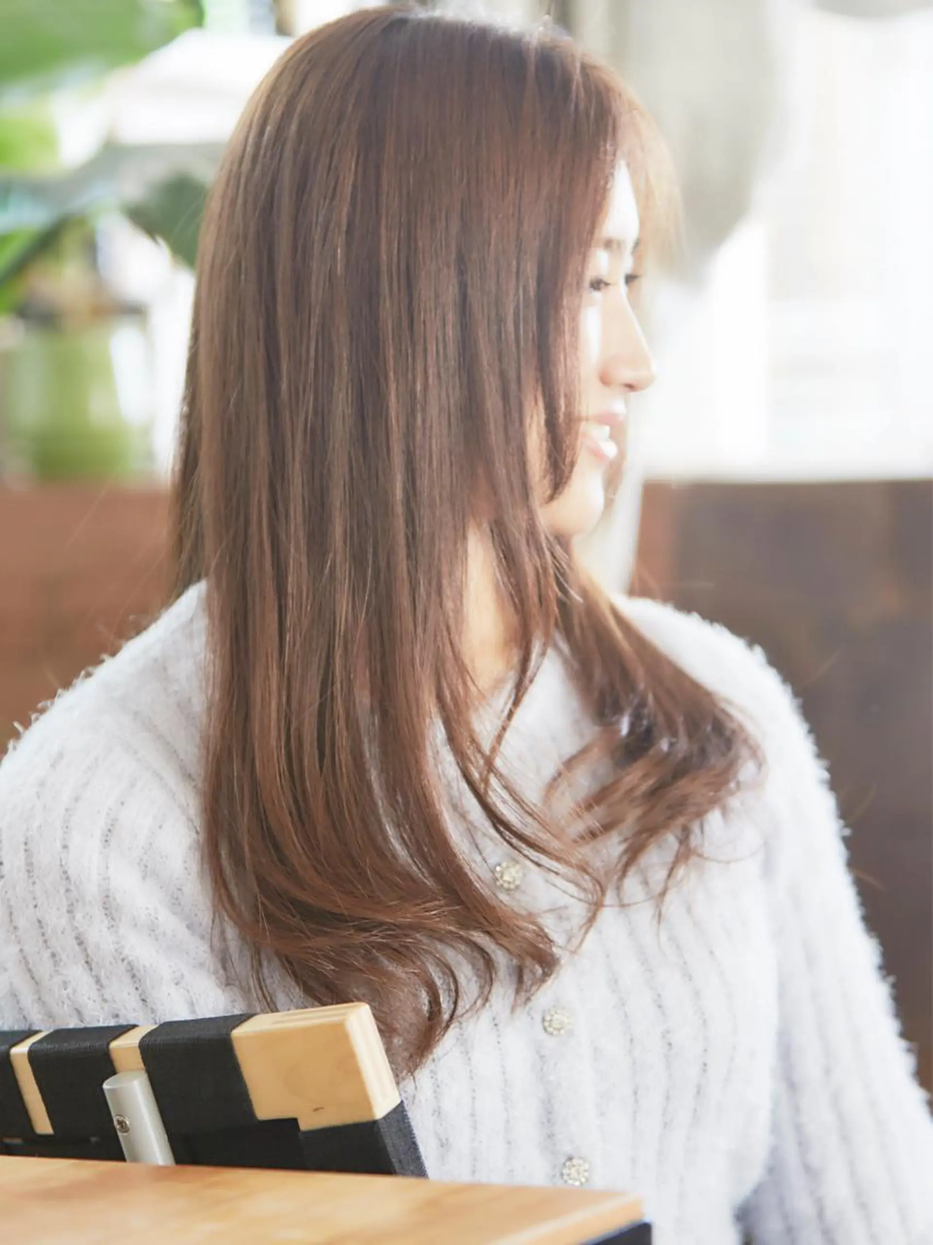 ミディアム セミロング ロング ロングレイヤー アッシュ アッシュブラウン レイヤーカット ロング ヤナ マネージャーのヘアスタイル