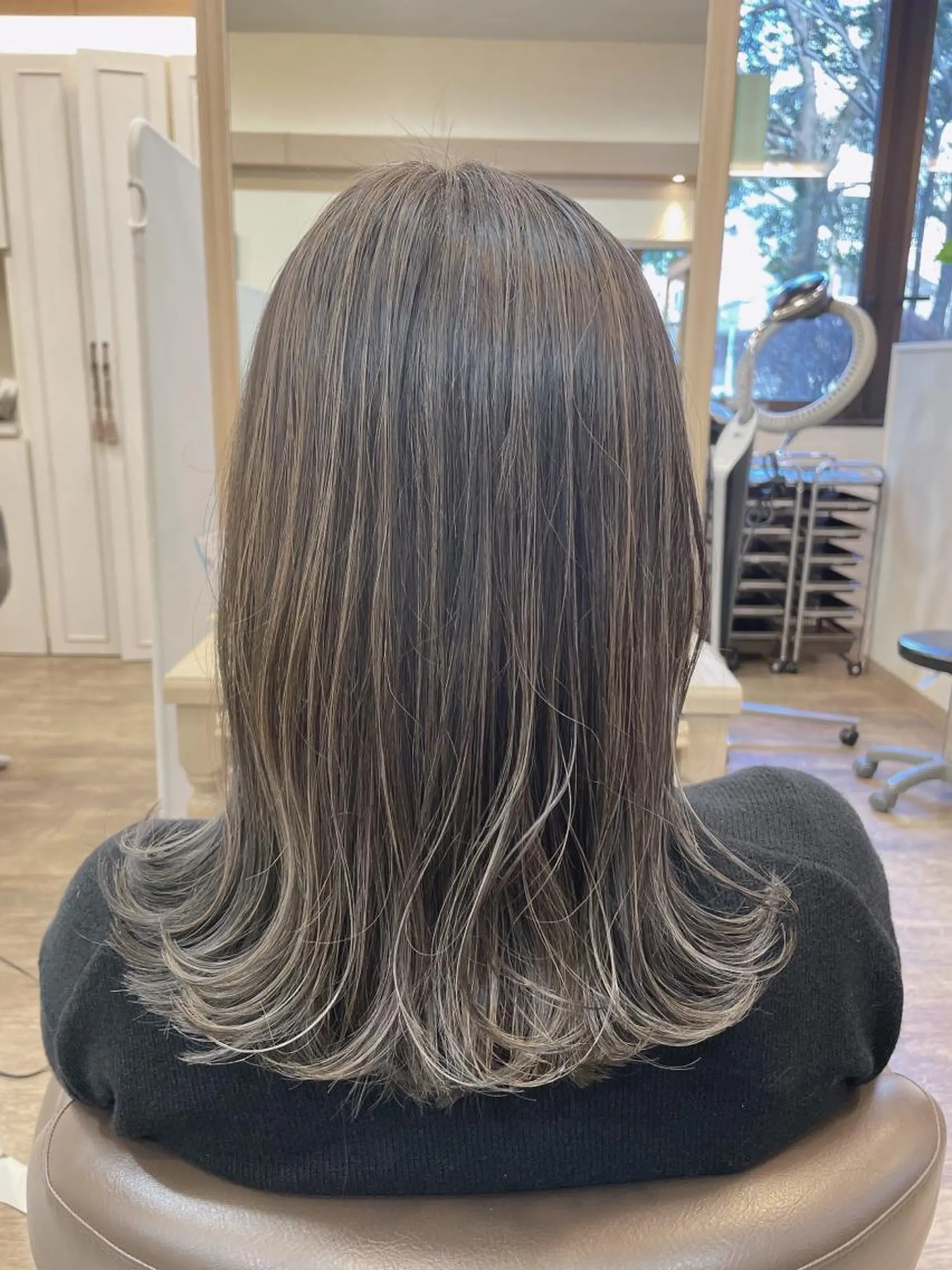 ミディアム カラー ブリーチ ケアブリーチ ハイライトカラー シルバー ハイライト カット ヘアカラー 尚平 髪質改善 大人のデザインカラーのその他イメージ