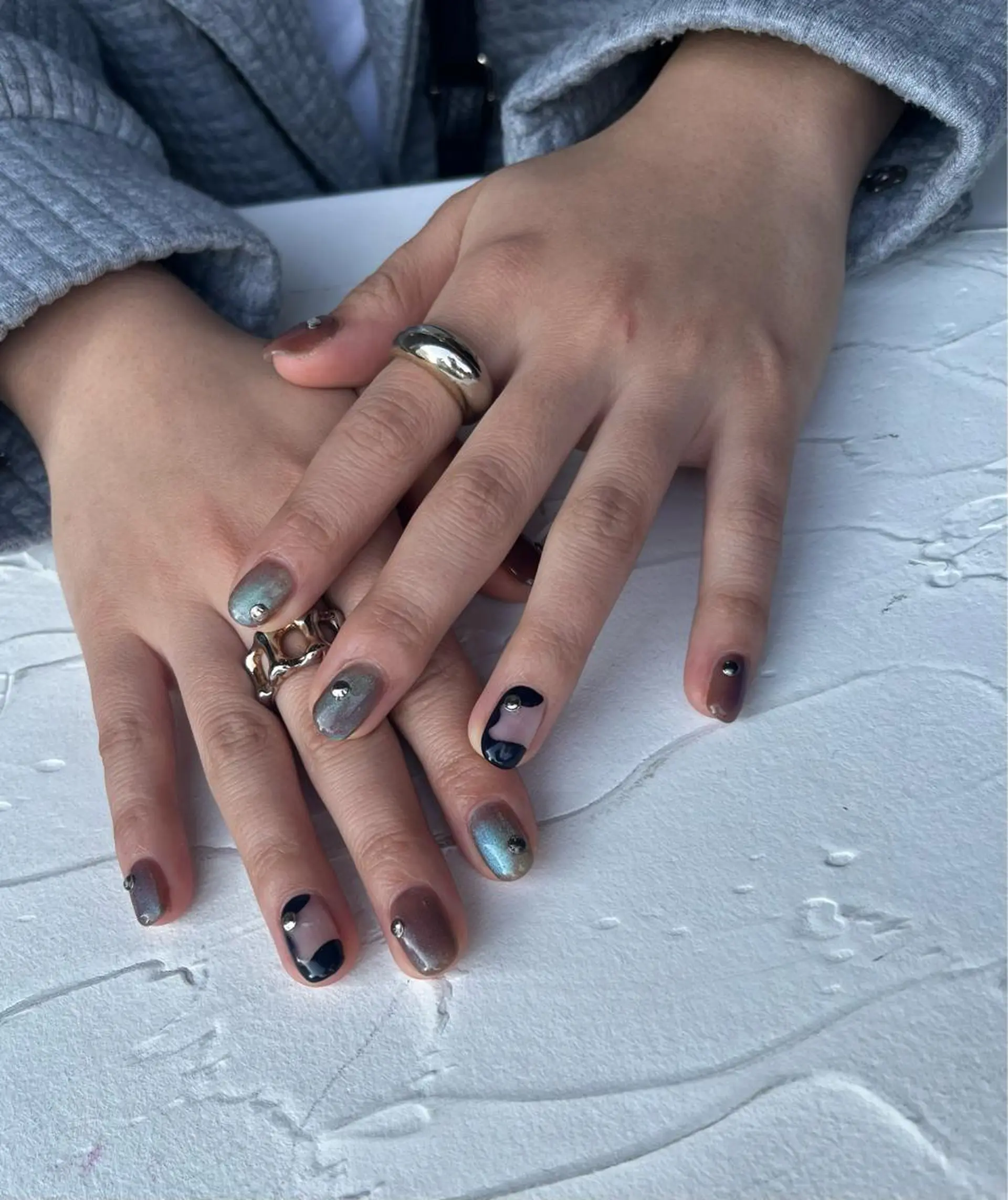 ネイル ブルー ブラウン マグネットネイル 小川 奈々花のネイルデザイン