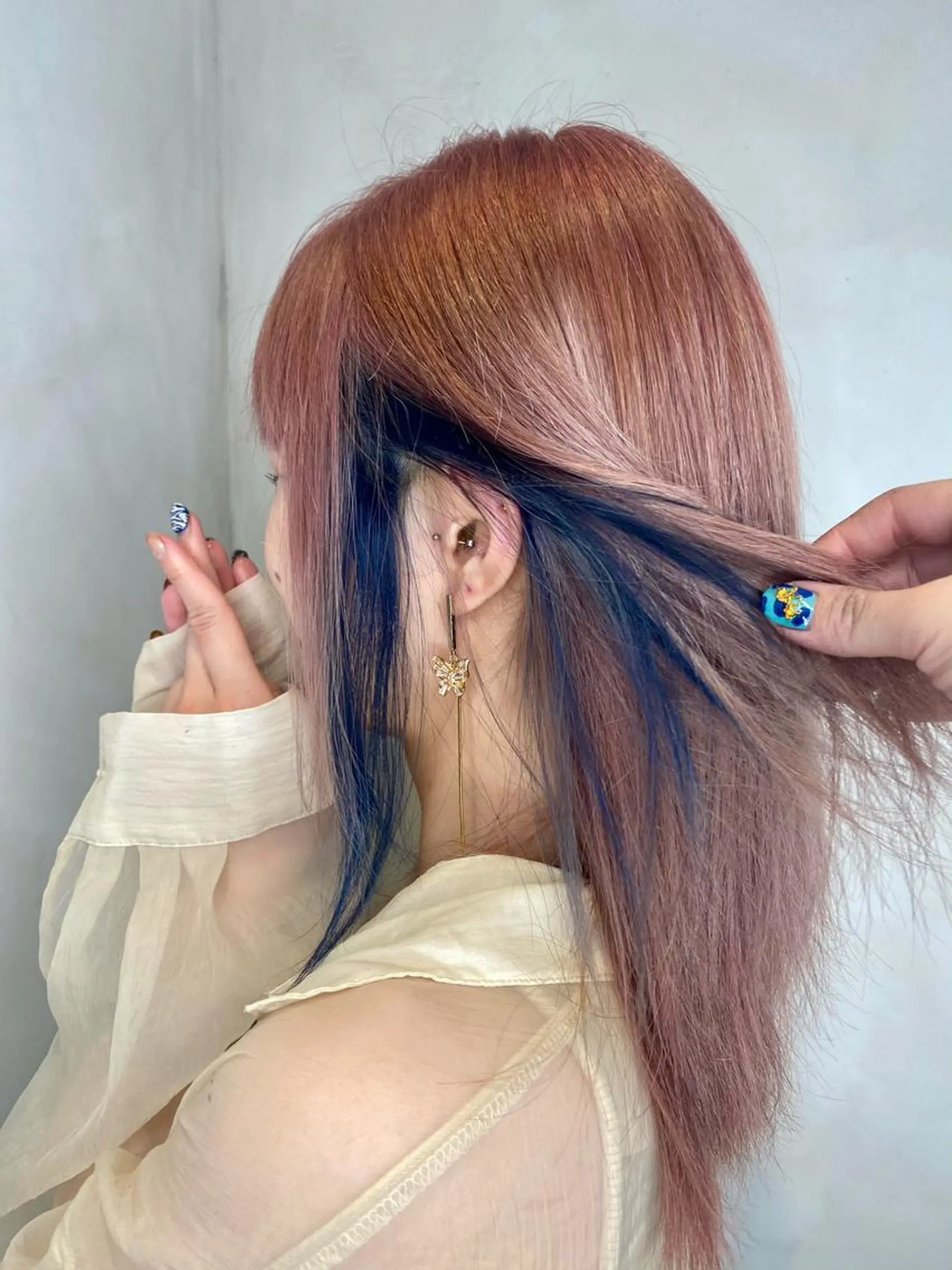 セミロング カラー ブリーチ イヤリングカラー ピンクカラー ヘアカラー トリートメント 綱島店🦋店長🦋 ほんさわ みずきのヘアスタイル