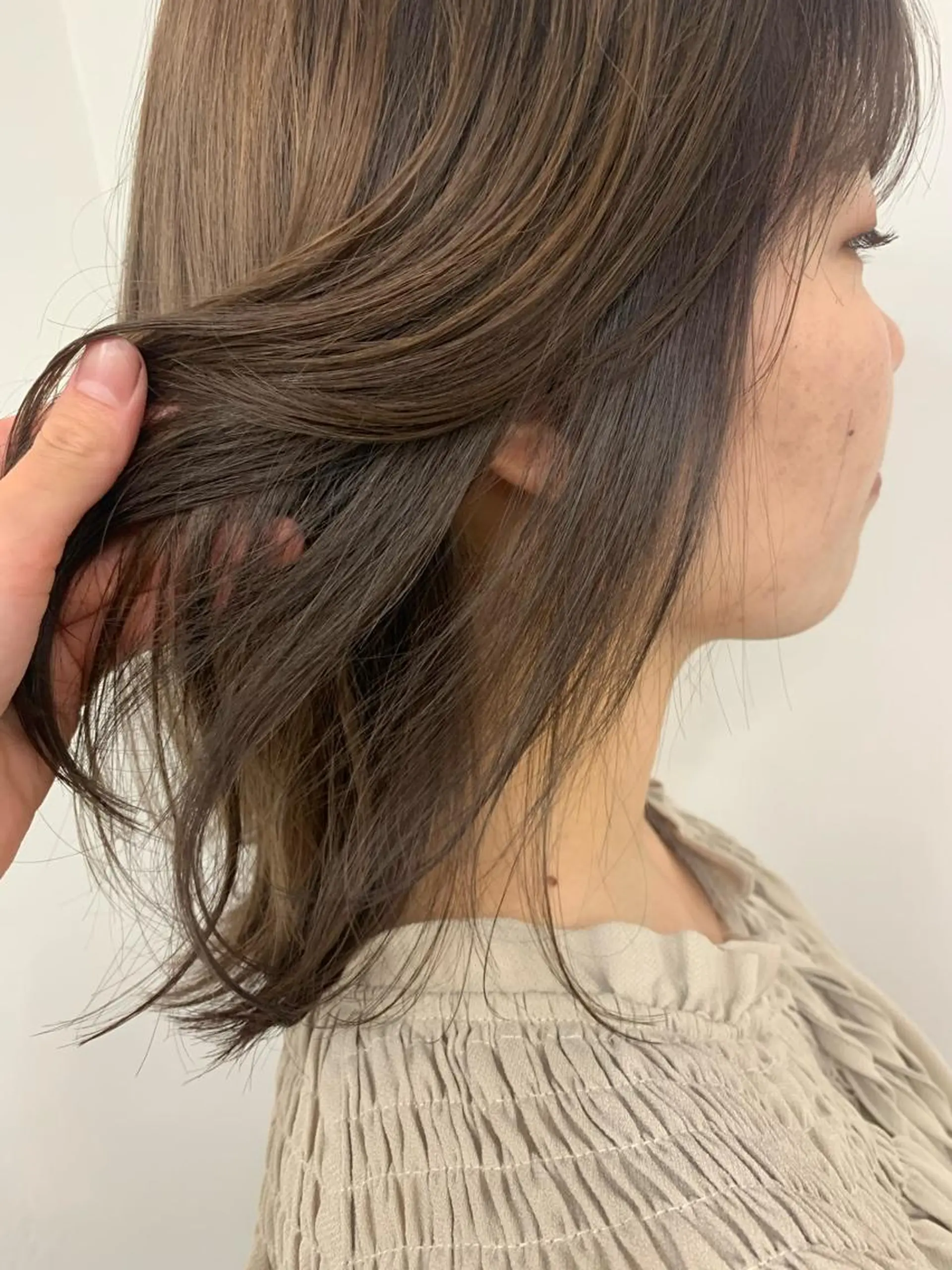 セミロング カラー グレージュ ヘアカラー トリートメント chama レイヤーカットのヘアスタイル