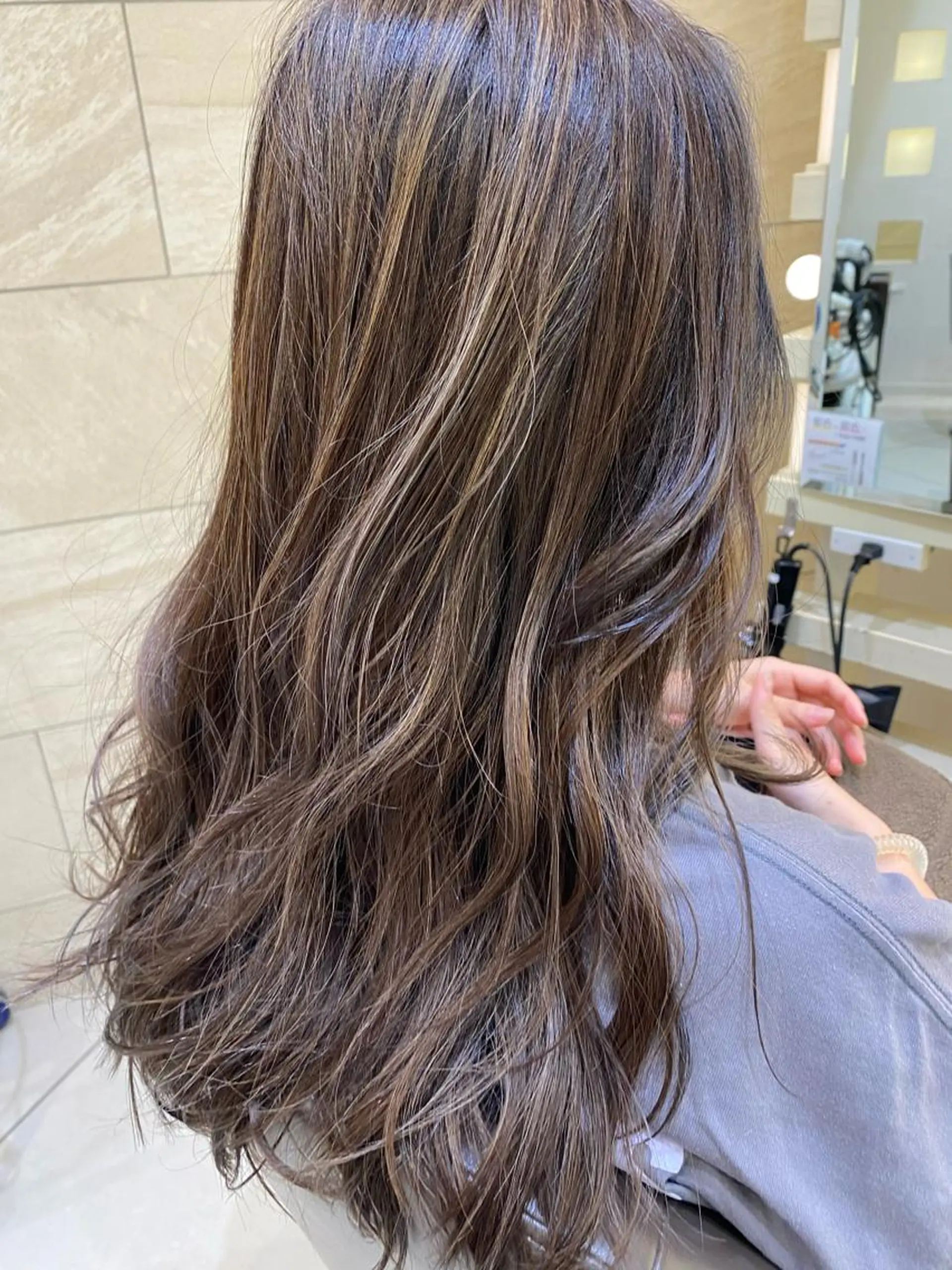 ロング カラー ヘアカラー トリートメント プレイングカラー🤍 細めハイライトのヘアスタイル