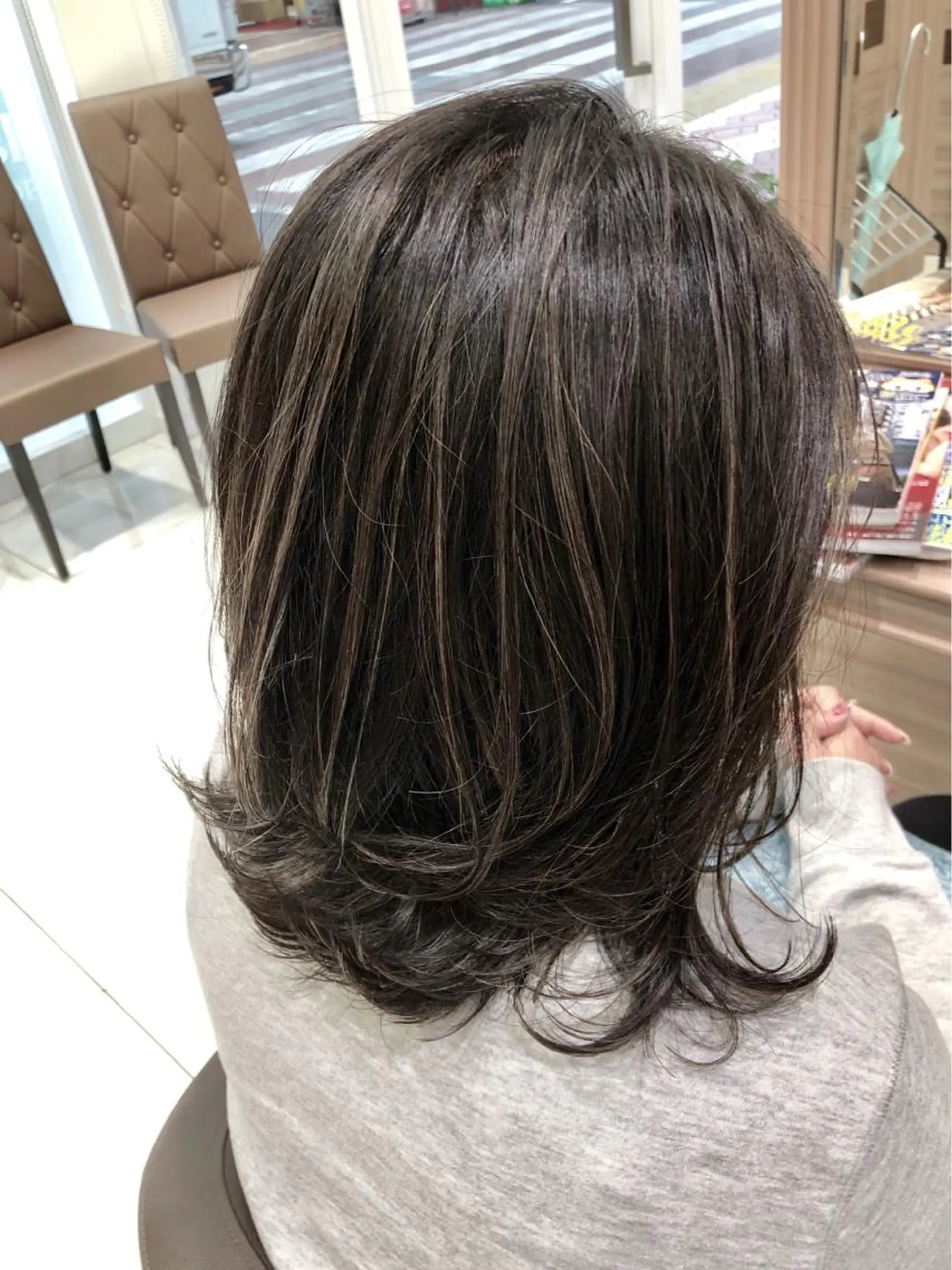 ミディアム カラー アッシュ ダークアッシュ ハイライトカラー ハイライト 小島 仁美のヘアスタイル