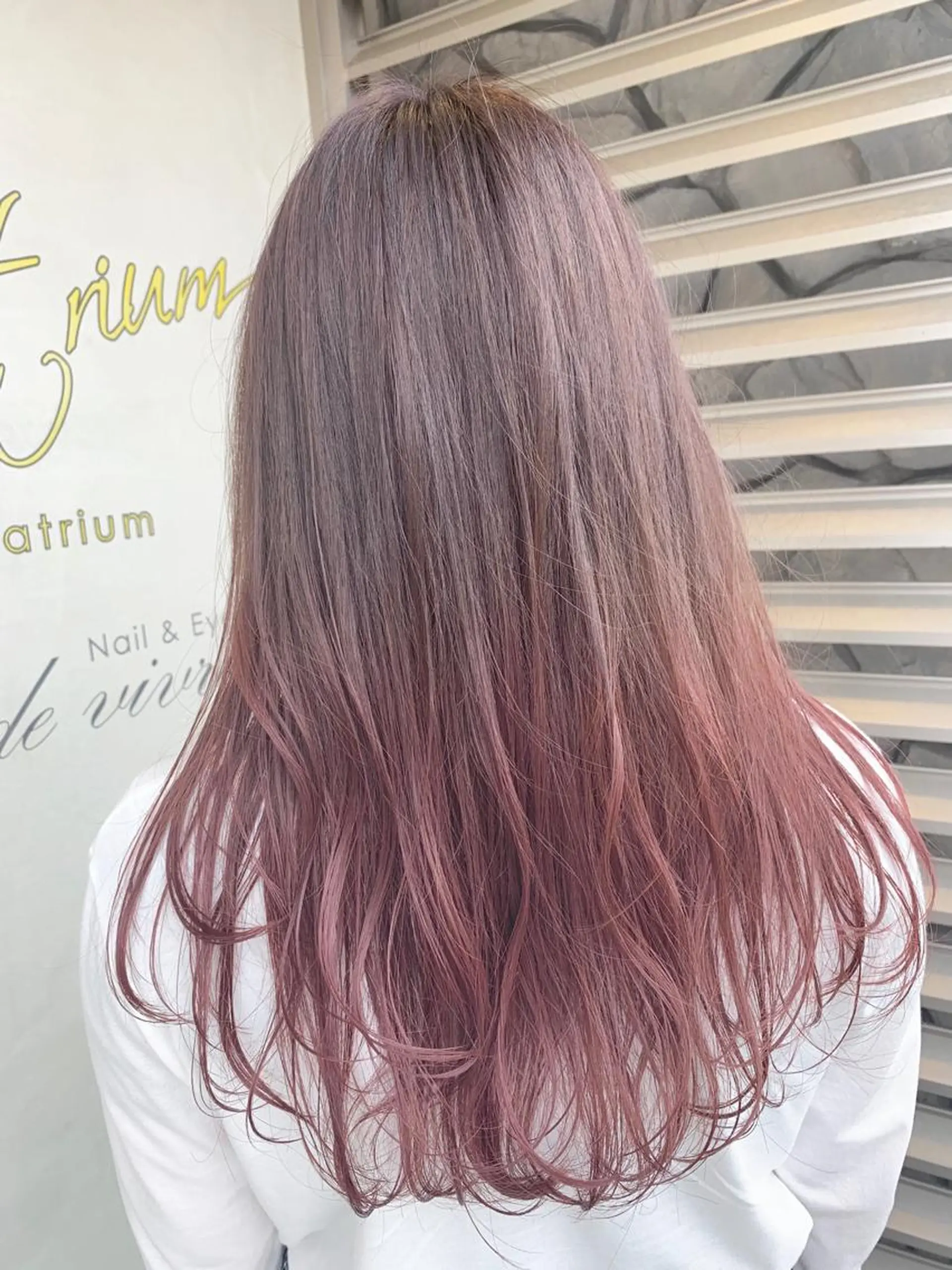 セミロング ROBBY HIMERIのヘアスタイル