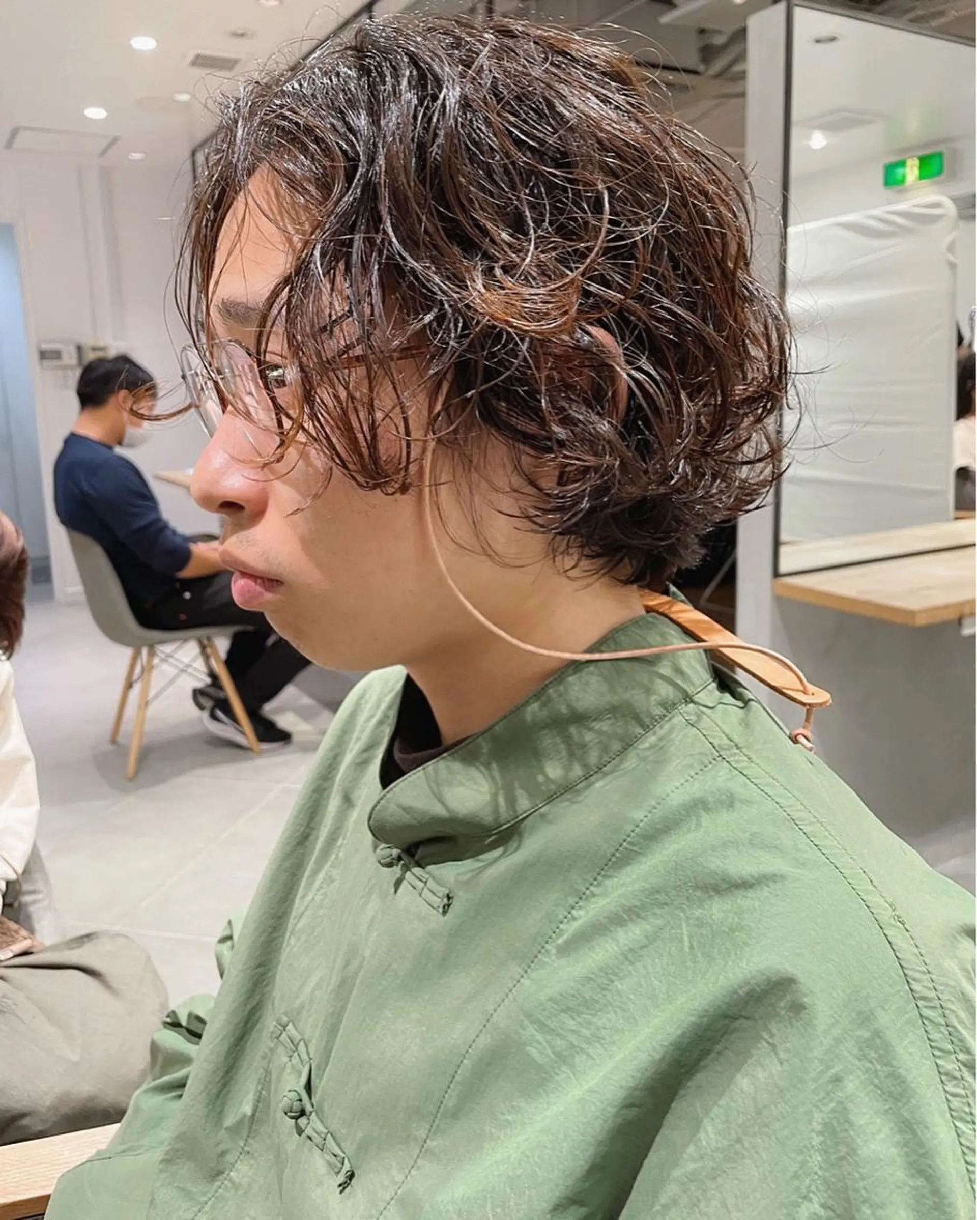 ミディアム パーマ メンズ ミディアムパーマ マッシュ メンズパーマ カット パーマ トリートメント Loom.所属・村上雅人 ナチュラルモードのヘアスタイル