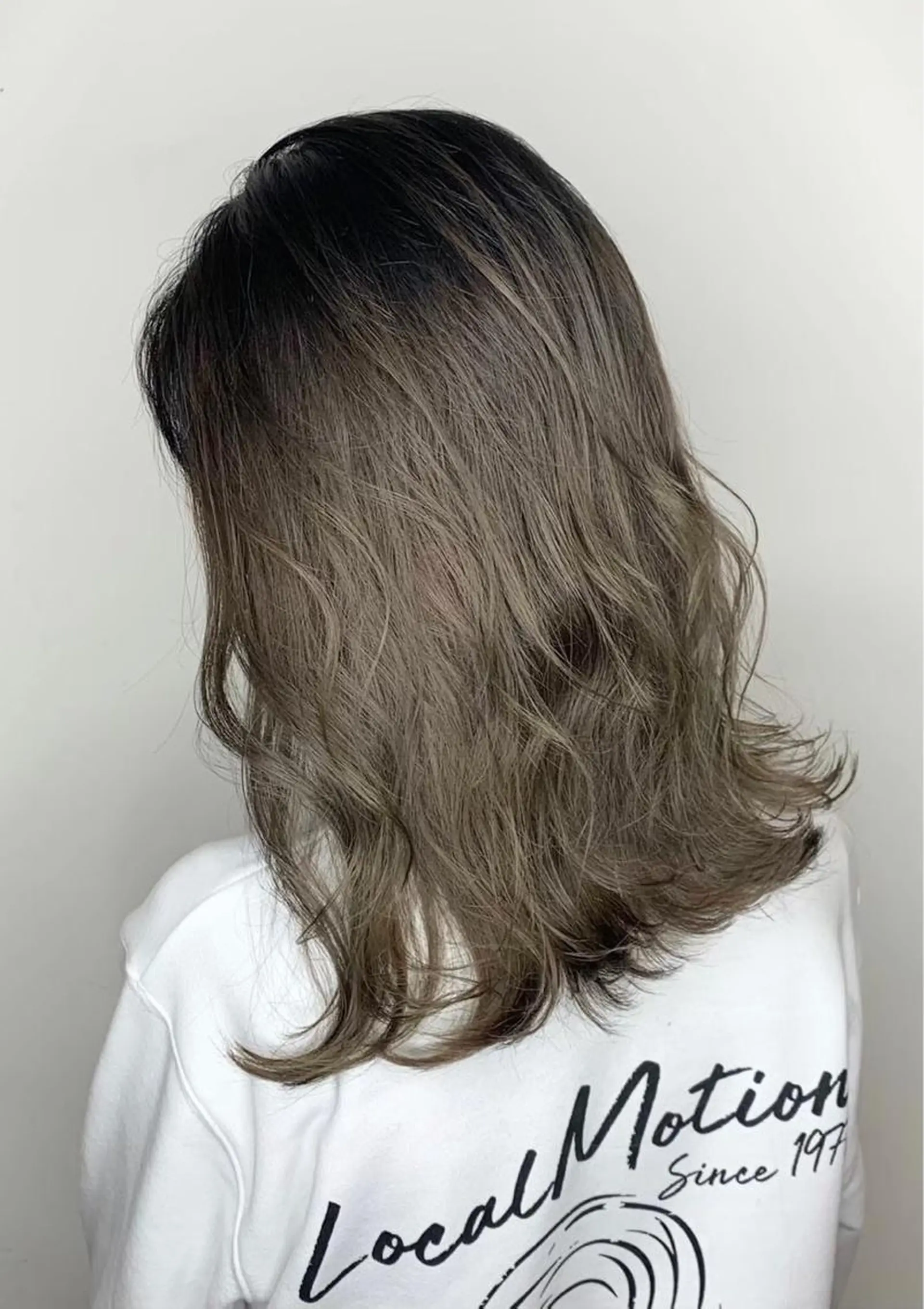 ミディアム カラー アッシュ オリーブアッシュ レイヤー/艶カラー 🫧守利のヘアスタイル