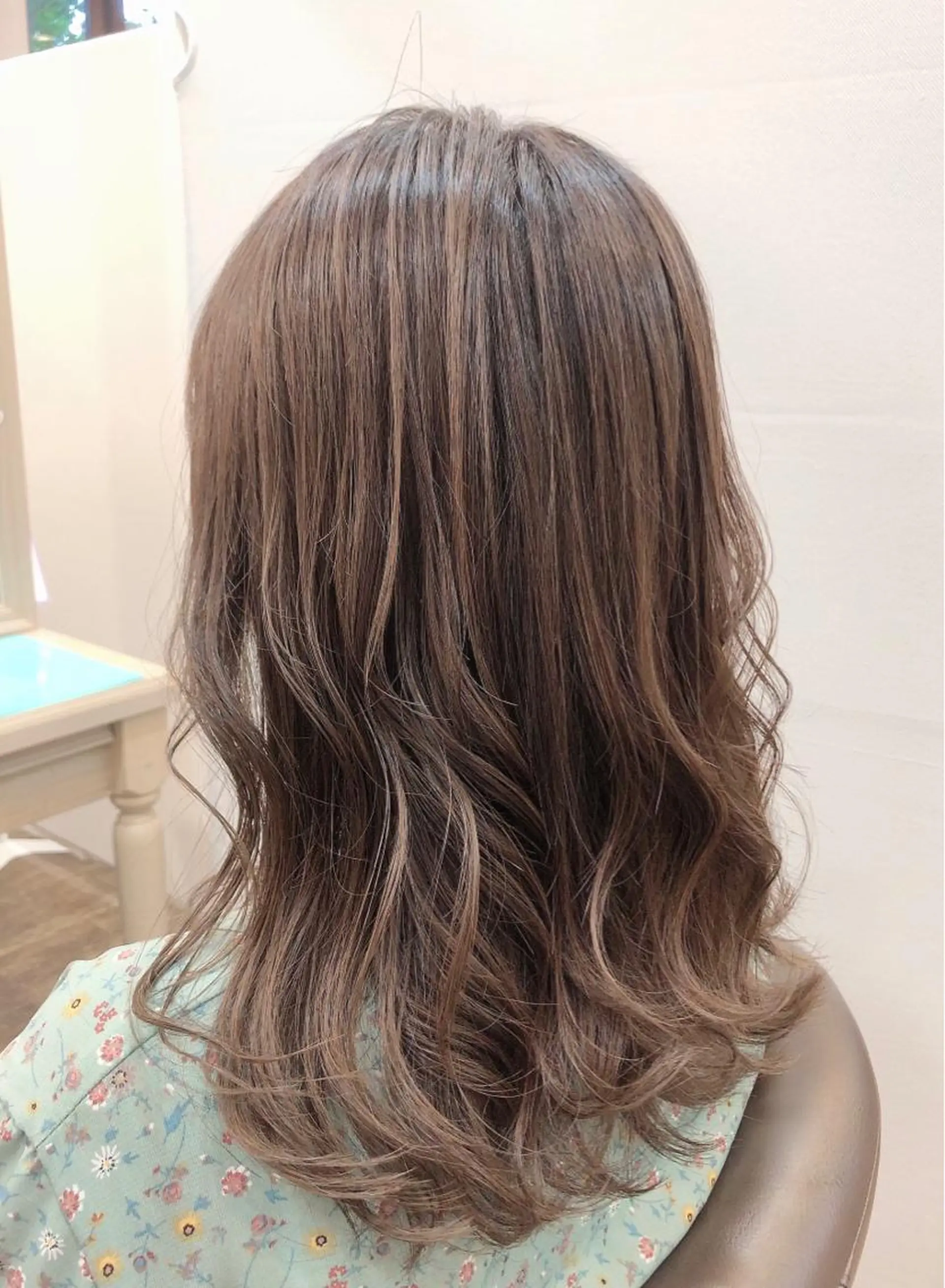 セミロング カラー バレイヤージュ ベージュカラー フォギーベージュ レイヤーカット ヘアカラー 尚平 髪質改善 大人のデザインカラーのその他イメージ