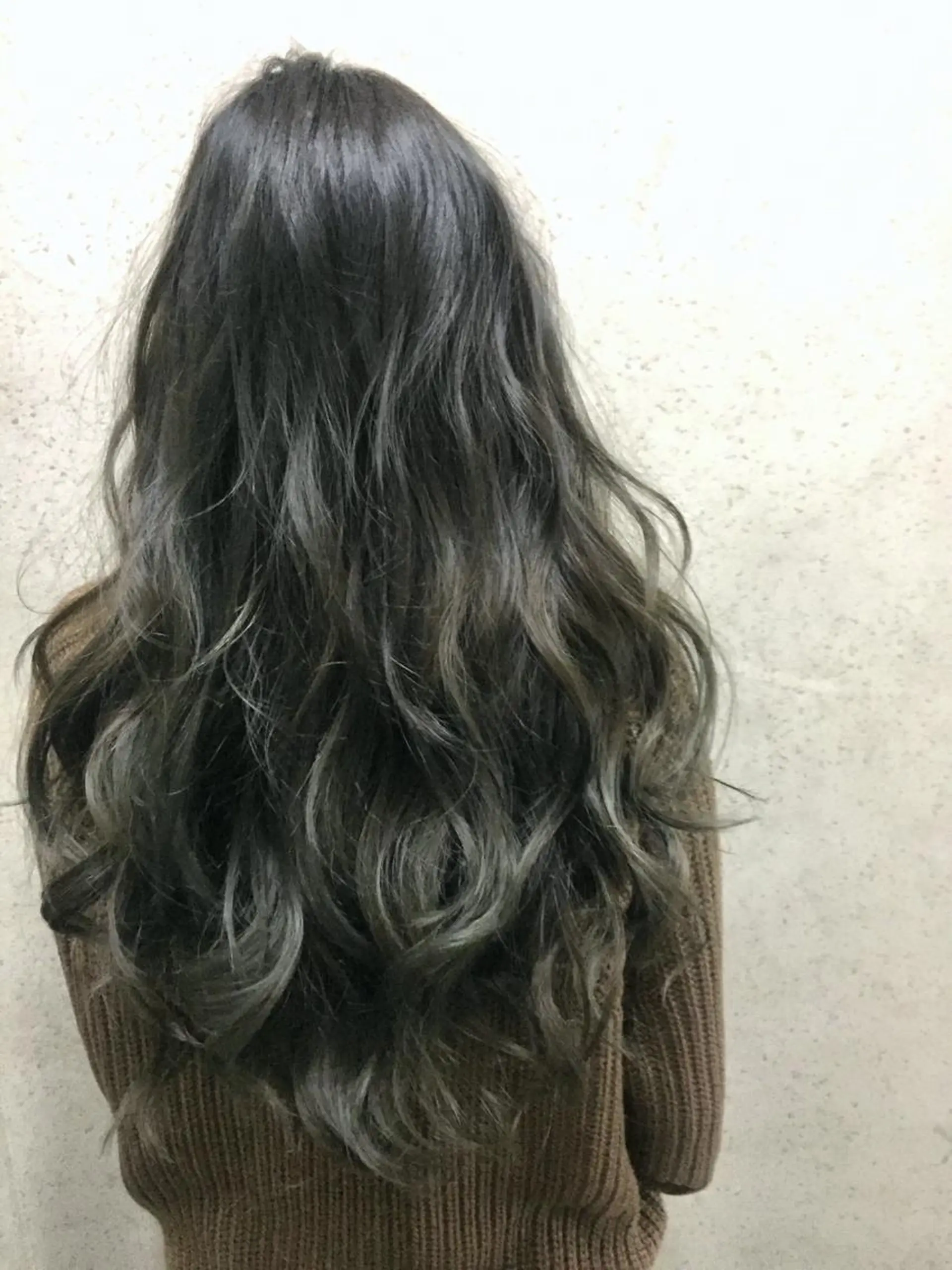 ロング カラー アッシュ アッシュグレー ブリーチ 韓国レイヤー外国人風 透明感カラー髪質改善のヘアスタイル