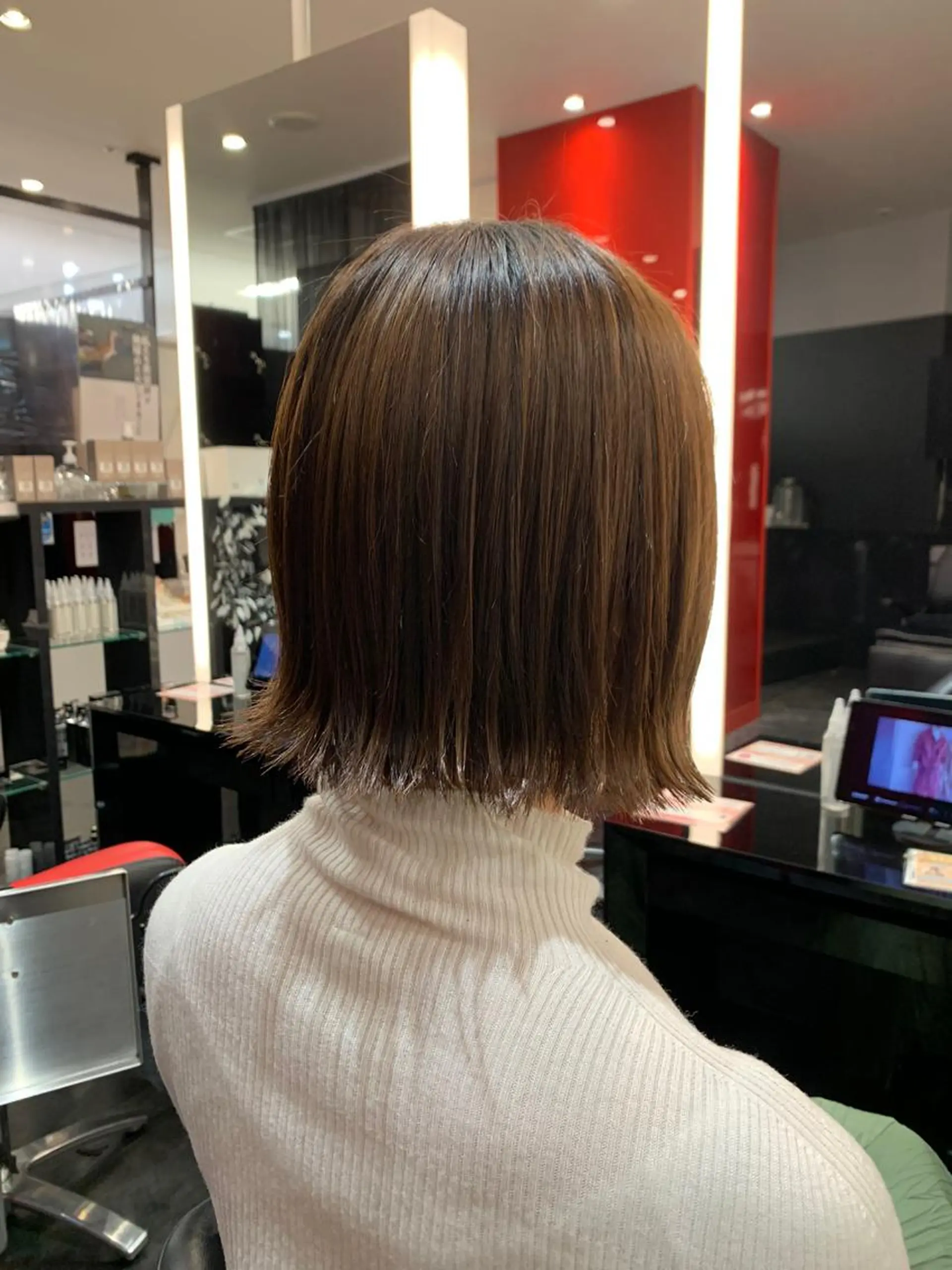 ショート ボブ 外ハネヘア Ib by NYNY所属・艶髪/白髪ぼかし ヘッドスパ/大野結菜のヘアスタイル