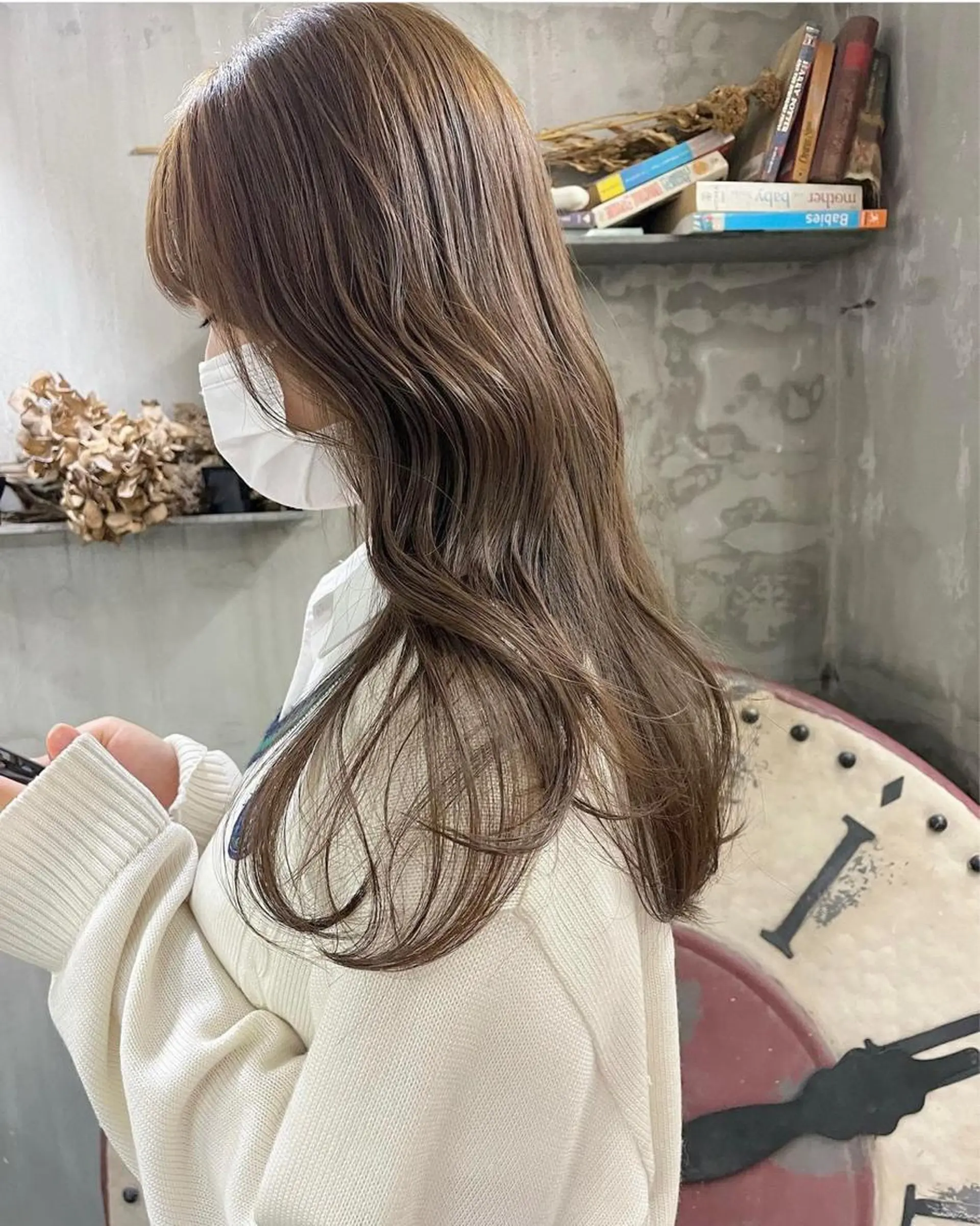 ロング カラー ヘアアレンジ ベージュカラー ブリーチ グレージュ ミルクティーベージュ ミルクティーグレージュ レイヤー/グレージュ 🤍奥開梨恵のヘアスタイル