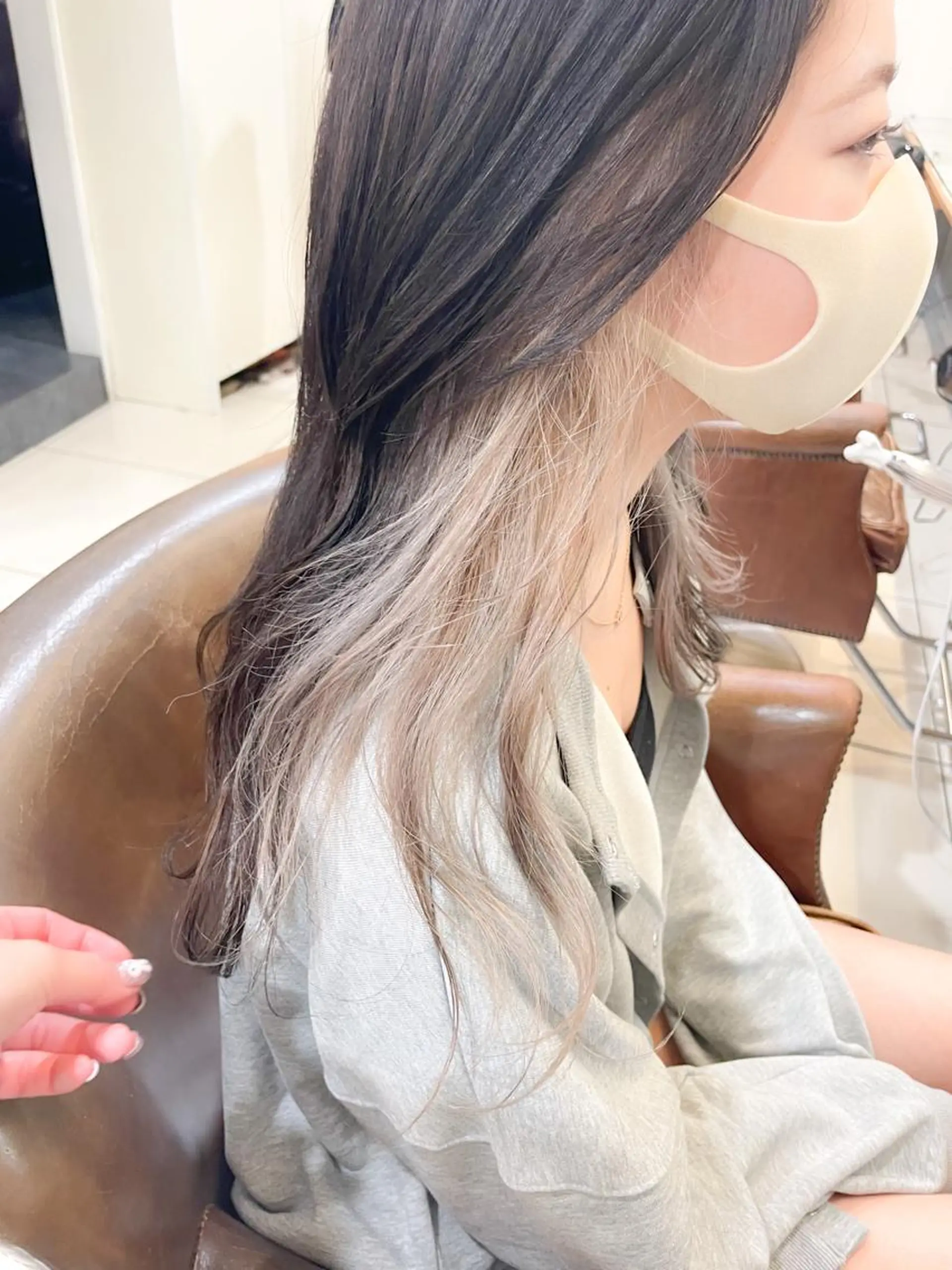 セミロング カラー インナーカラー シルバー ホワイトシルバー ヘアカラー ✨カラー支持No.1 🧸ワキ カナコ🧸のヘアスタイル