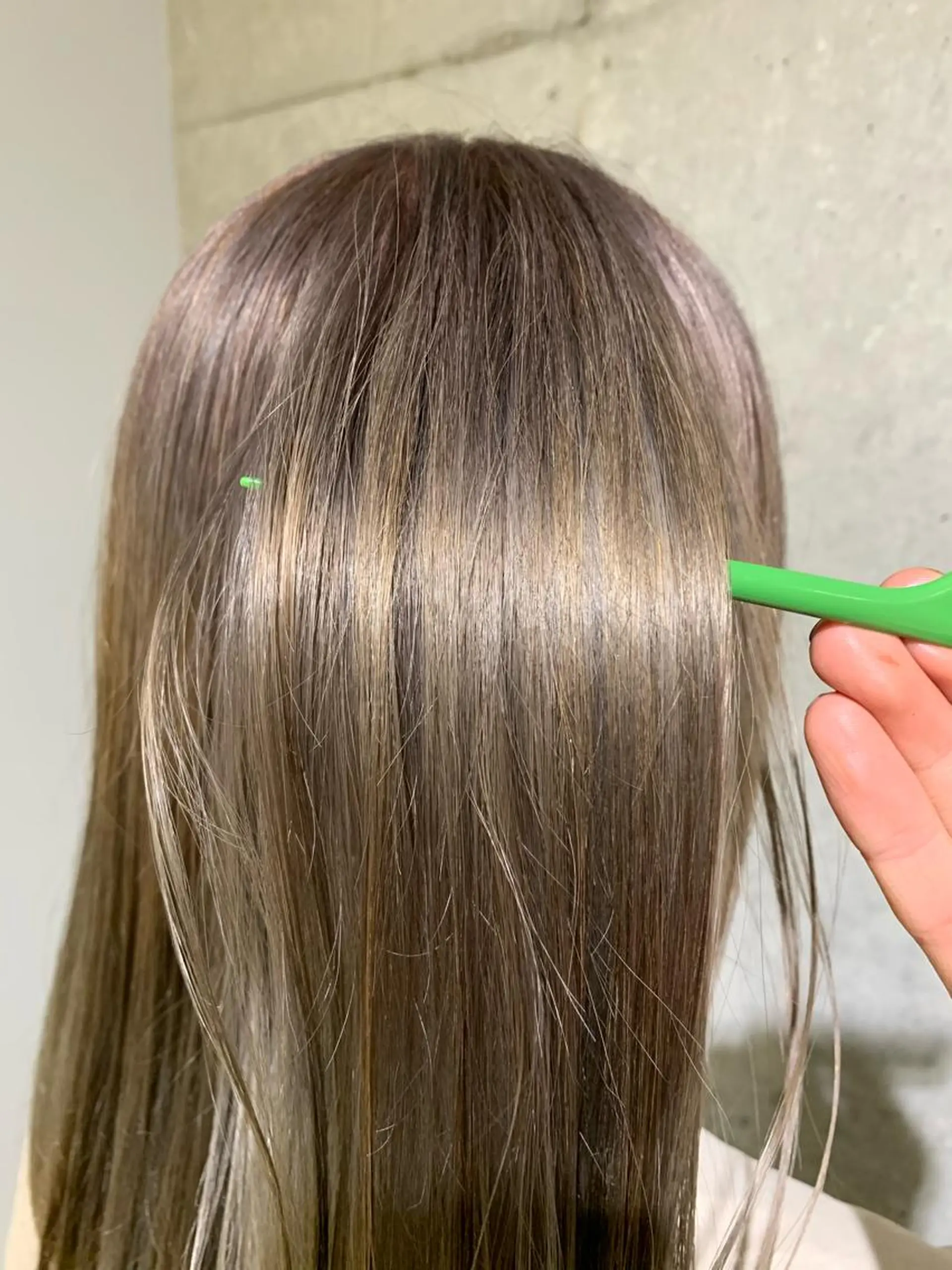 ロング カラー ベージュカラー ミルクティーベージュ Produce with SALON VILLAGE所属・メッシュパーマ職人/ 窪田 優也/ツイスパのヘアスタイル