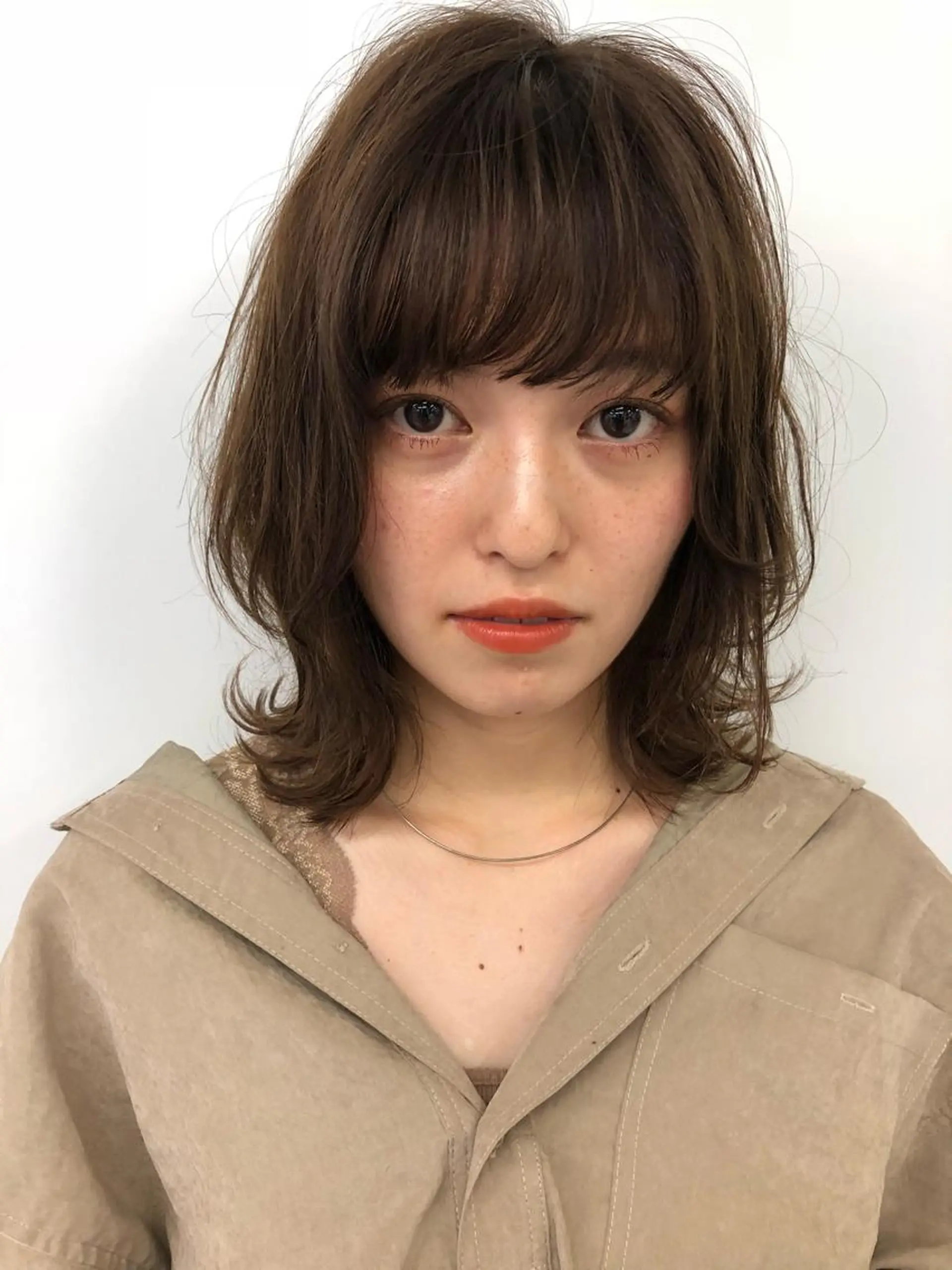 ミディアム カラー ベージュカラー 齋藤 咲のヘアスタイル