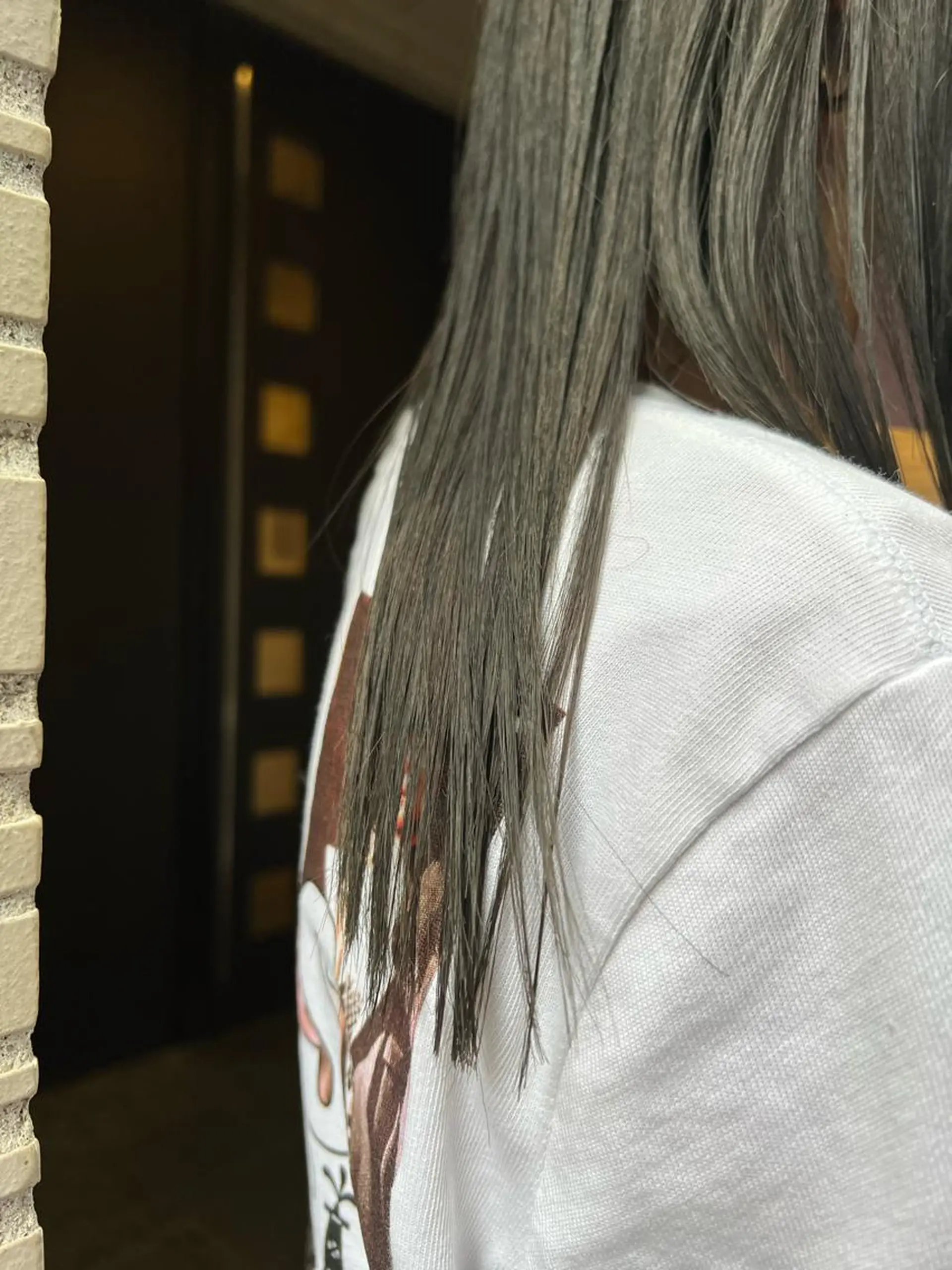 セミロング カラー ブリーチ イヤリングカラー グラデーションカラー ハイライトカラー インナーカラー カット ヘアカラー BEACH　HAIR&NAIL所属・両国駅徒歩1分⭐️ アイロン仕上げのヘアスタイル