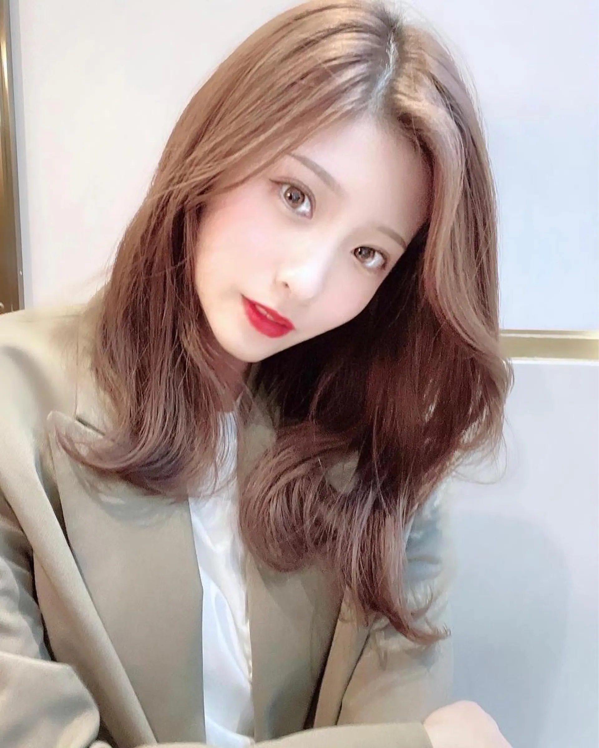 ミディアム くびれヘア 顔まわりレイヤー かきあげバング ヨシンモリ 韓国風ヘア カット ヘアカラー トリートメント ボブパーマ ウルフパーマのヘアスタイル