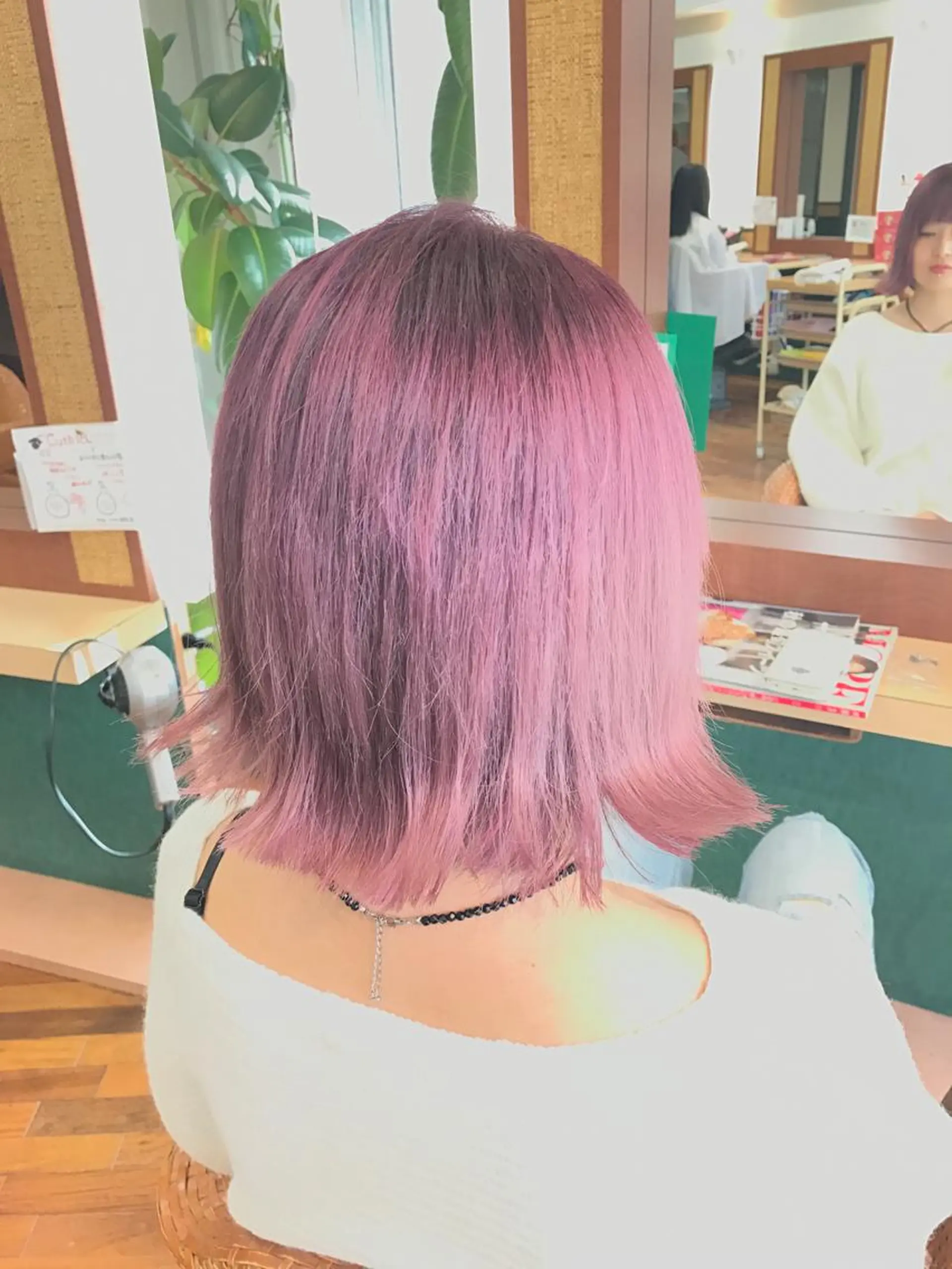 ミディアム カラー 切りっぱなしボブ ブリーチ パープルカラー ボブ PANOLA所属・加藤 理沙のヘアスタイル