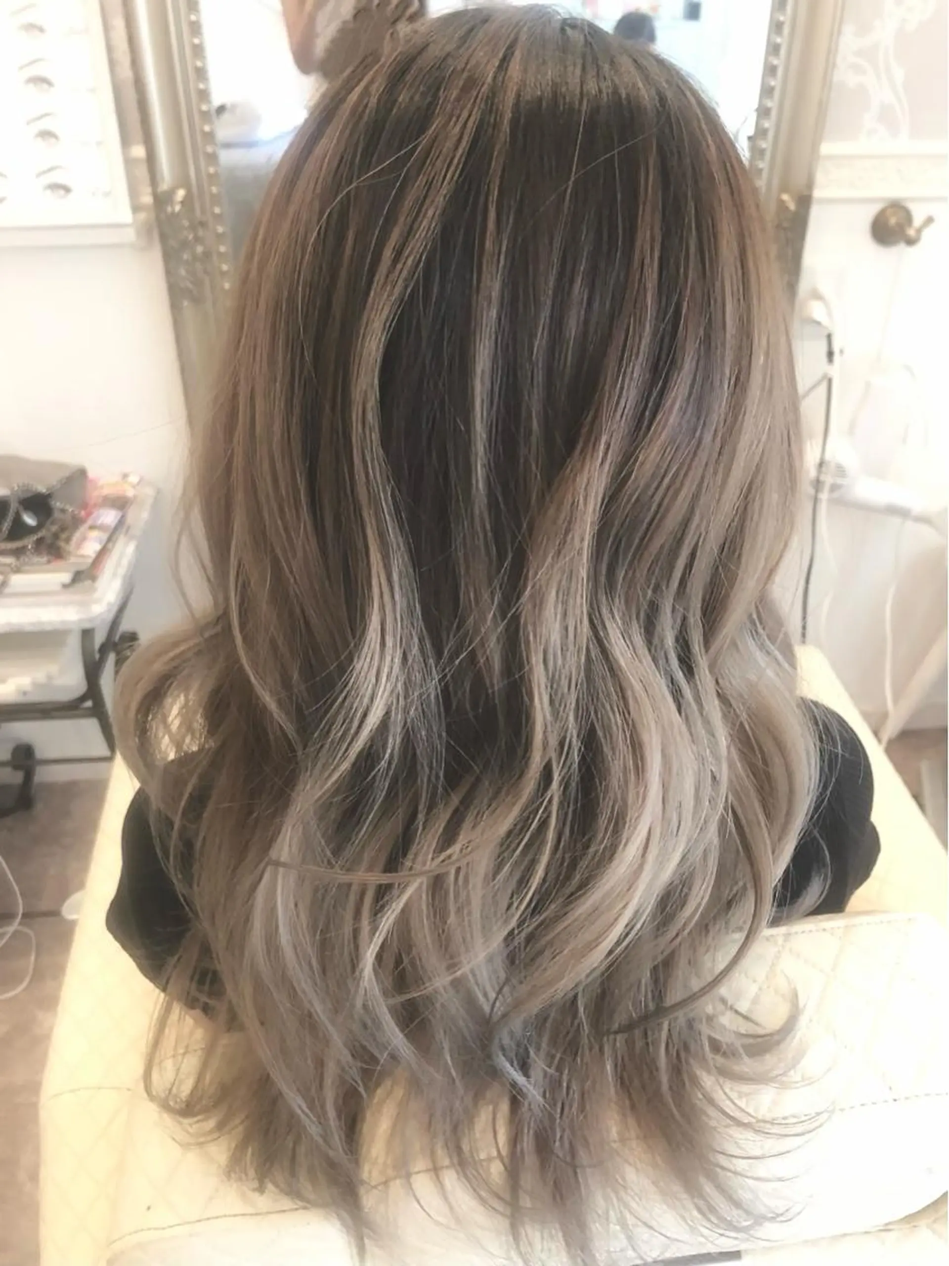 セミロング レイヤーカット ヘアカラー La.fleur ラ.フルールのヘアスタイル