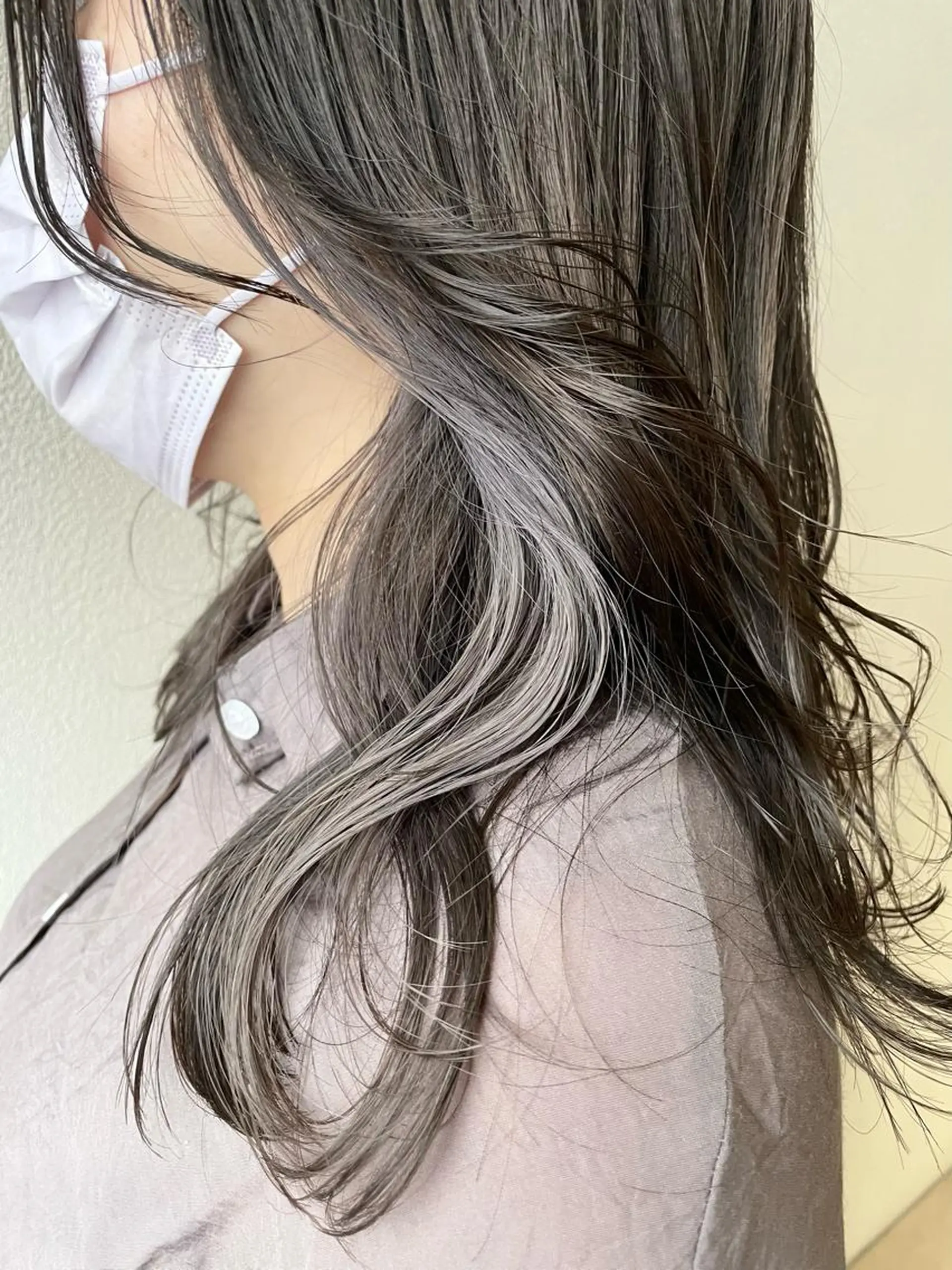 セミロング カラー ブリーチ イヤリングカラー シルバー 沢田 瞳のヘアスタイル