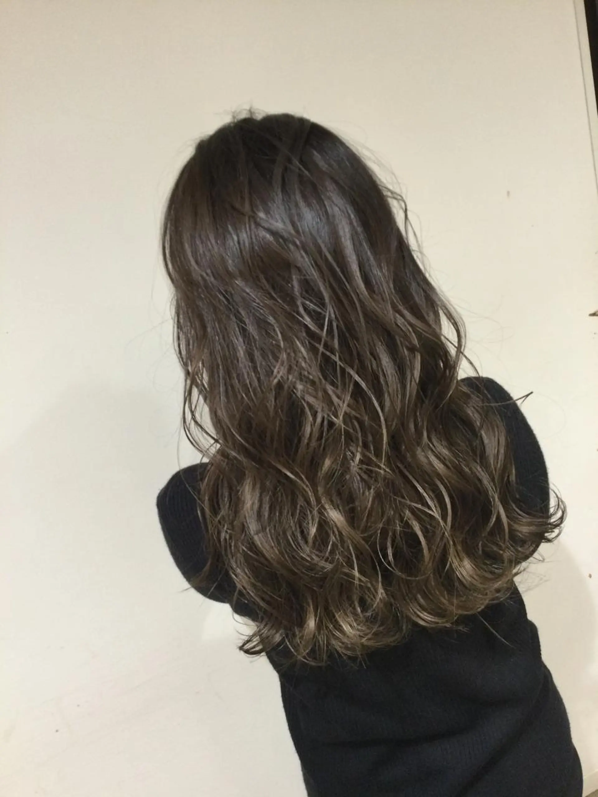 ミディアム カラー アッシュ アッシュグレー アッシュグレージュ バレイヤージュ ミストバング カット ヘアカラー トリートメント ブリーチなしダブルカ ラー／髪質改善カラーのヘアスタイル