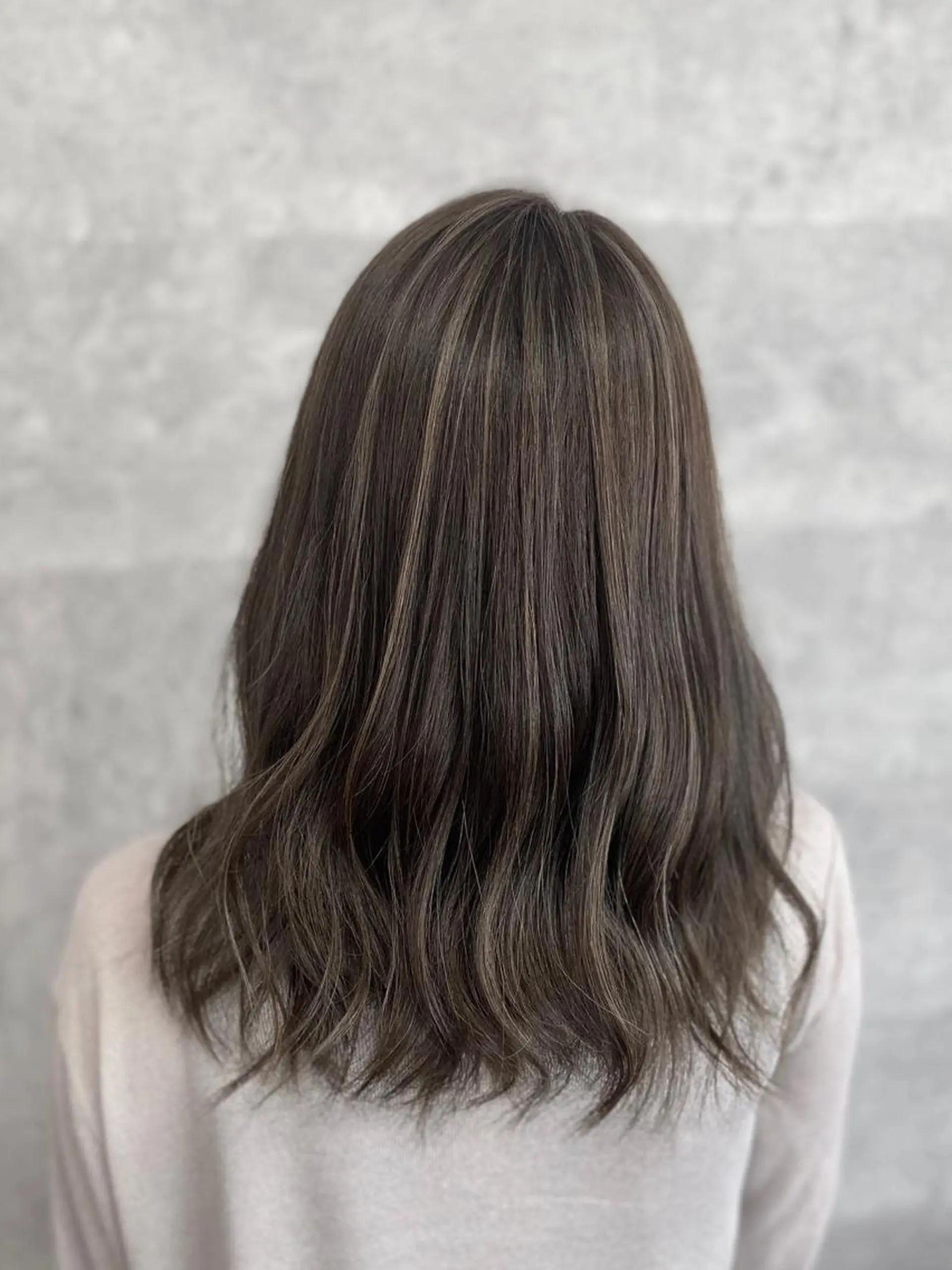 セミロング _White所属・ＳＨＩ ＺＵのヘアスタイル