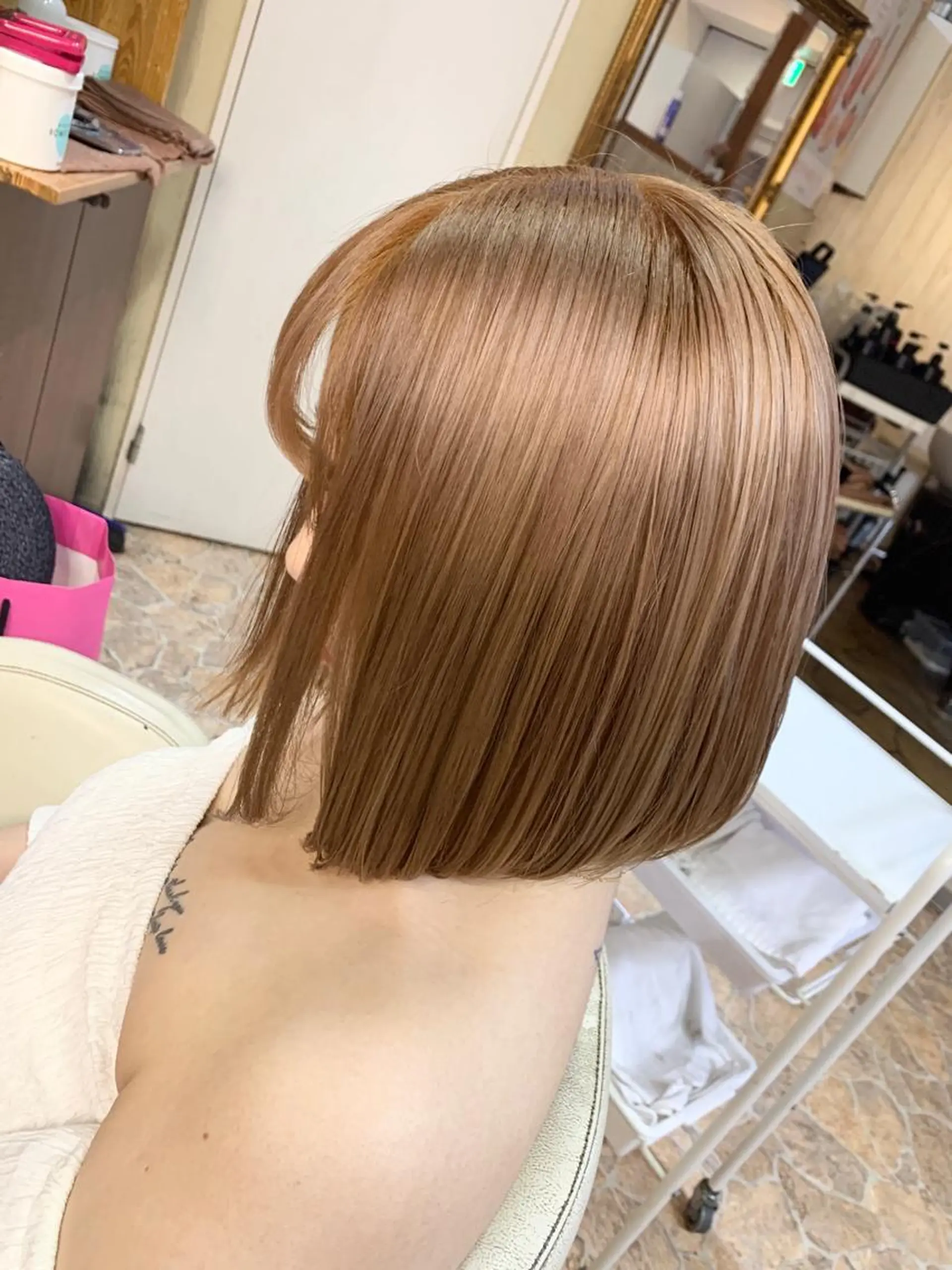 ショート カラー ベージュカラー ミルクティーベージュ ヘアカラー トリートメント kr2s アメ村のヘアスタイル