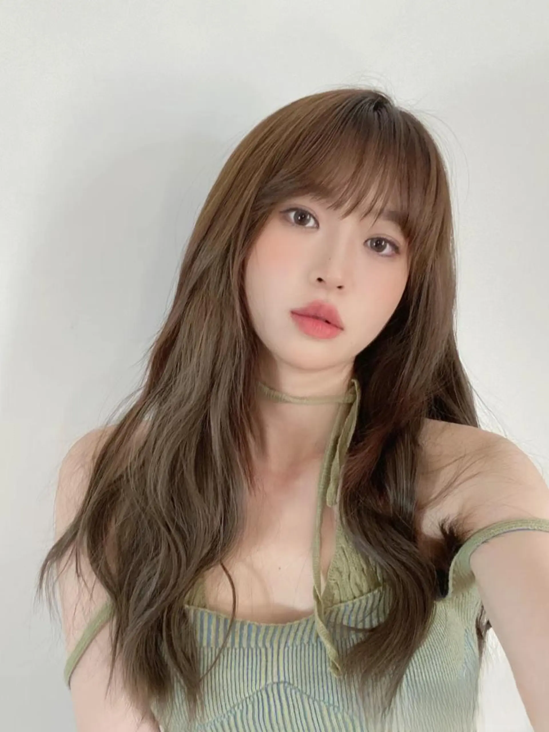 セミロング カラー ベージュカラー ブリーチ イヤリングカラー 韓国風カラー ブリーチなしカラー カット ヘアカラー トリートメント 鈴木 一貴のヘアスタイル