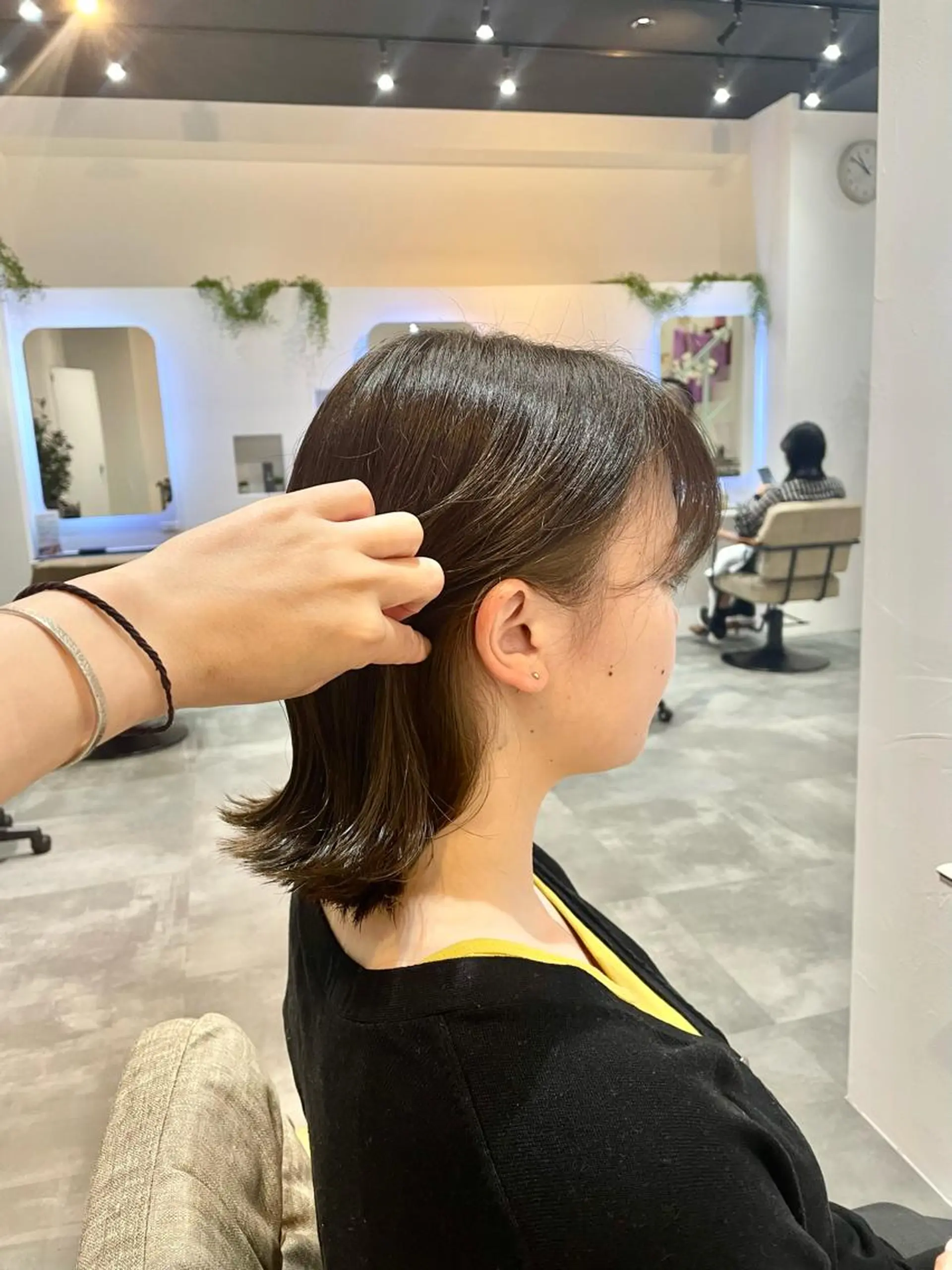 ミディアム カラー イヤリングカラー グレージュ ボブ ママ美容師 🌿まなべさとみ🌿のヘアスタイル