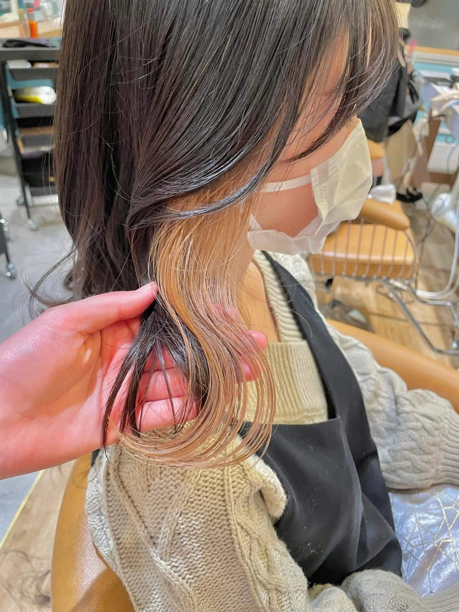 ミディアム カラー ブリーチ イヤリングカラー カット ヘアカラー トリートメント 小泉 葵のヘアスタイル