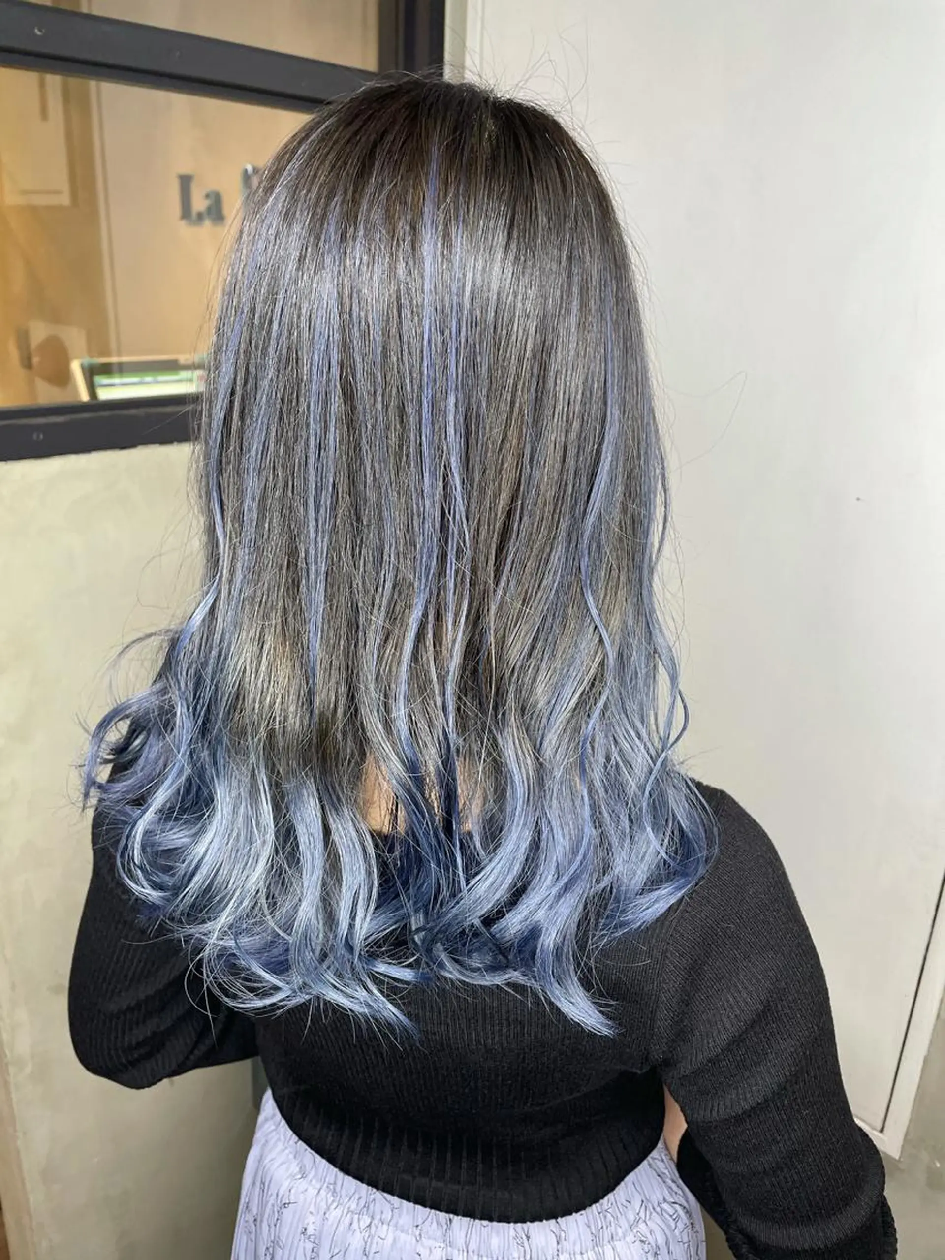 セミロング カラー バレイヤージュ ブリーチ ブルーカラー シルバー レイヤーカット La fith 店長 城谷颯人のヘアスタイル