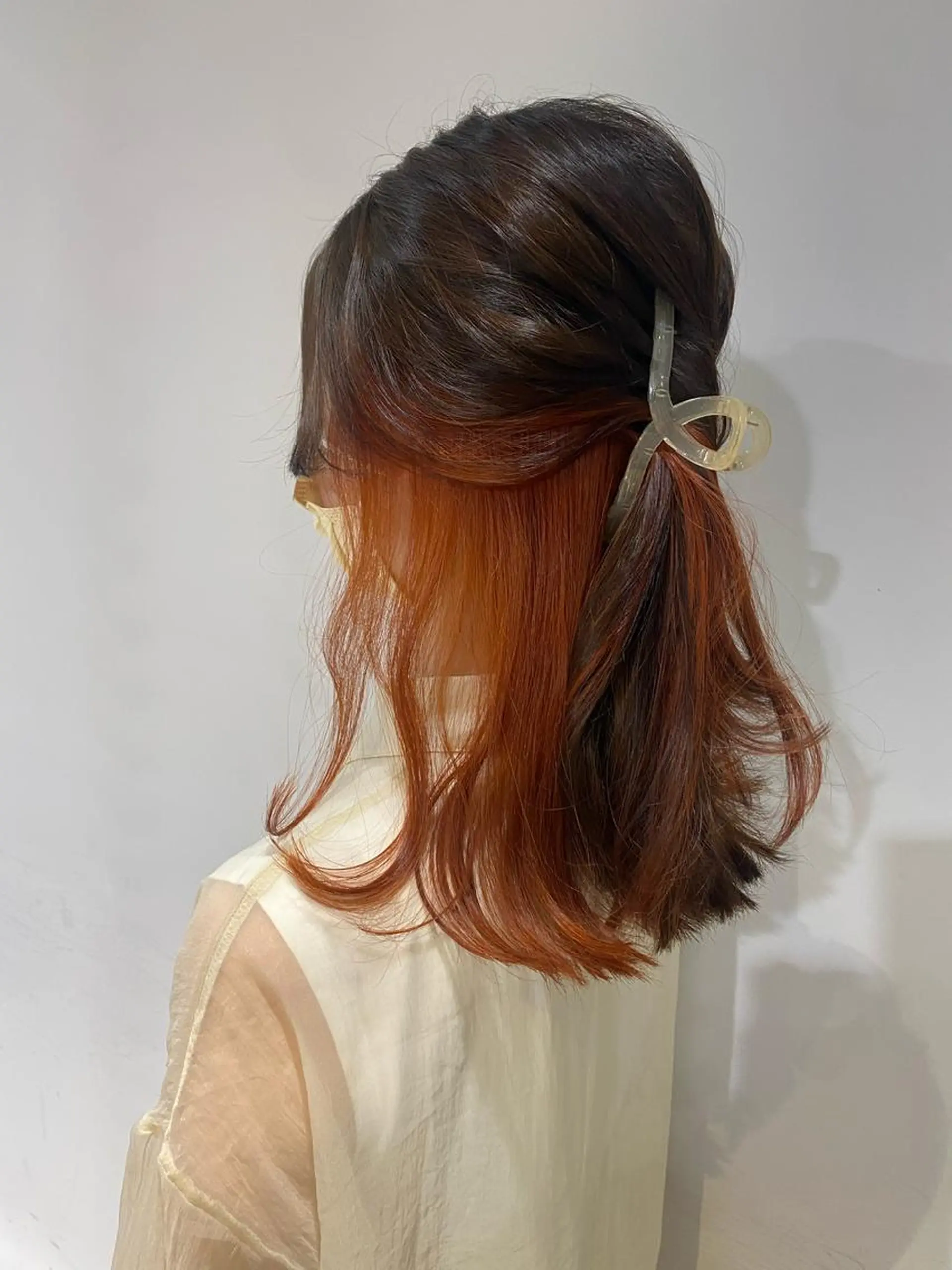ミディアム カラー ヘアアレンジ ハーフアップ ブリーチ インナーカラー オレンジ カット ヘアカラー トリートメント scene.池袋所属・scene. haraのヘアスタイル