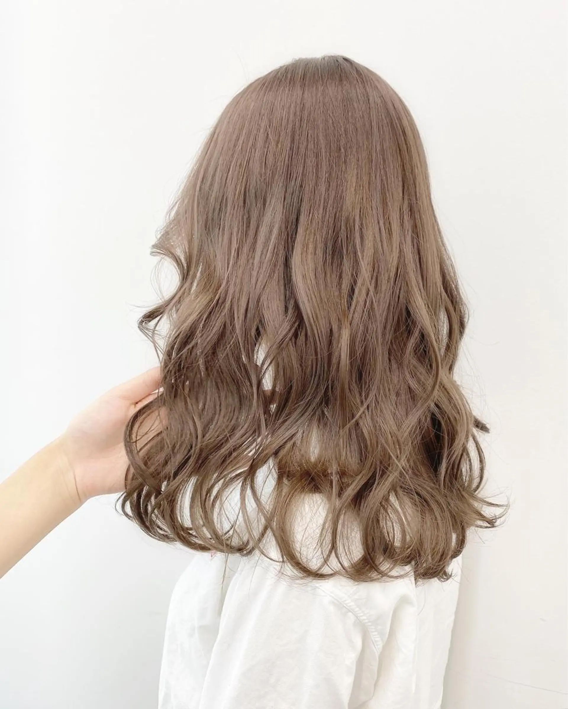 セミロング カラー ベージュカラー ダブルカラー ミルクティーベージュ 【ブリーチカラー】 🌈ALIVE若山葵のヘアスタイル